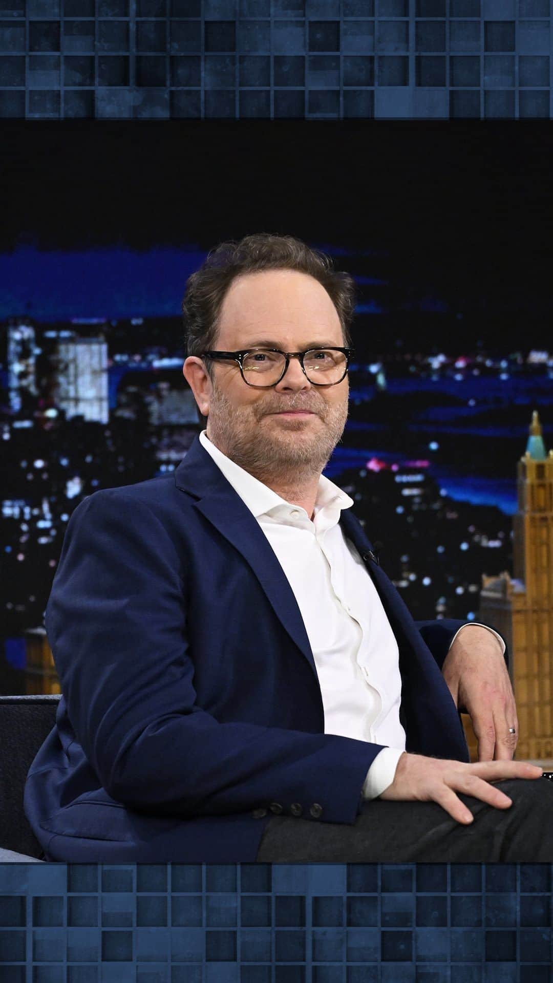 レイン・ウィルソンのインスタグラム：「@rainnwilson describes his viral run-in with a @theoffice fan that he sat right next to on a plane! #FallonTonight」