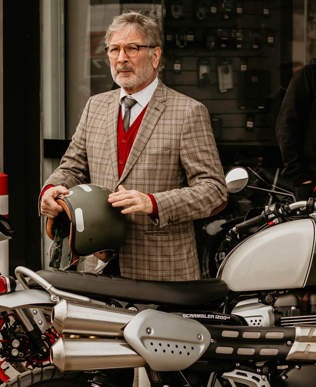 Triumph Motorcycles Japanさんのインスタグラム写真 - (Triumph Motorcycles JapanInstagram)「The Distinguished Gentleman's Rideの3つのルール：⁣ ⁣ 1 - 粋な装いをすること。⁣ 2 - クラシックスタイルのバイクに乗ること。⁣ 3 - 参加登録して募金活動を行うこと。: www.gentlemansride.com ⁣ ⁣ Credit: @thisistimothy & @aa.vision, @dehbrandt, @soniaordas, @alex.varo & @photographerfrompenang⁣ ⁣ #GentlemansRide #DGR2023 #ForTheRide #OfficialTriumph #TriumphMotorcycles #トライアンフ」4月25日 13時00分 - triumph_motorcycles_japan
