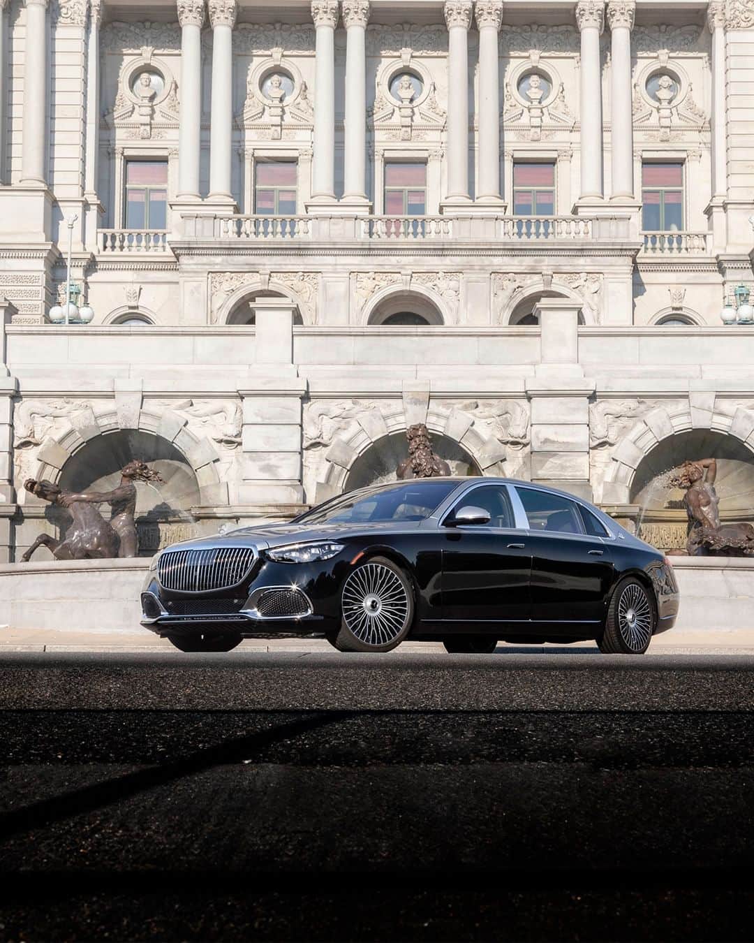 Mercedes-Benz Thailandのインスタグラム：「Mercedes-Maybach S 580 4MATIC Premium ความสมบูรณ์แบบที่มาพร้อมความหรูหราและสง่างามในทุกมุมมอง ด้วยความประณีตในทุกการออกแบบพร้อมมอบประสบการณ์ระดับ Exclusive ให้กับคุณ  ✅ ด้วยไฟหน้าแบบ MULTIBEAM LED สะท้อนความโดดเด่นในทุกเส้นทาง ✅ สะดวกสบายอย่างเหนือระดับด้วยที่นั่งอันกว้างขวาง มาพร้อมเบาะนั่งหุ้มหนัง Exclusive Nappa ตัดเย็บลายเบาะแบบ diamond design ✅ เพลินเพลินได้ตลอดการเดินทางกับระบบมัลติมีเดีย MBUX entertainment พร้อมเชื่อมต่อ music streaming service อัตโนมัติ  📷 capitolsunset (IG) for #MBphotopass via Mercedes-Benz USA  *อุปกรณ์บางส่วนในภาพอาจแตกต่างจากที่จำหน่ายจริง โปรดตรวจสอบรายการอุปกรณ์ของรถยนต์แต่ละรุ่นที่ผู้จำหน่ายฯ อย่างเป็นทางการทั่วประเทศ​​  #SClass #S580 #SophisticatedLuxury #MercedesMaybach #MercedesBenzThailand」