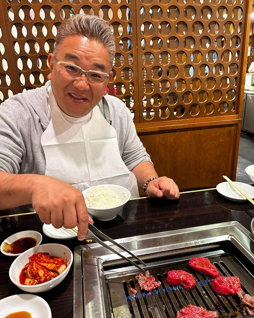 ハチミツ二郎さんのインスタグラム写真 - (ハチミツ二郎Instagram)「肉を焼く伊達ちゃん。  #焼肉 #サンドウィッチマン」4月25日 13時12分 - jirohachimitsu