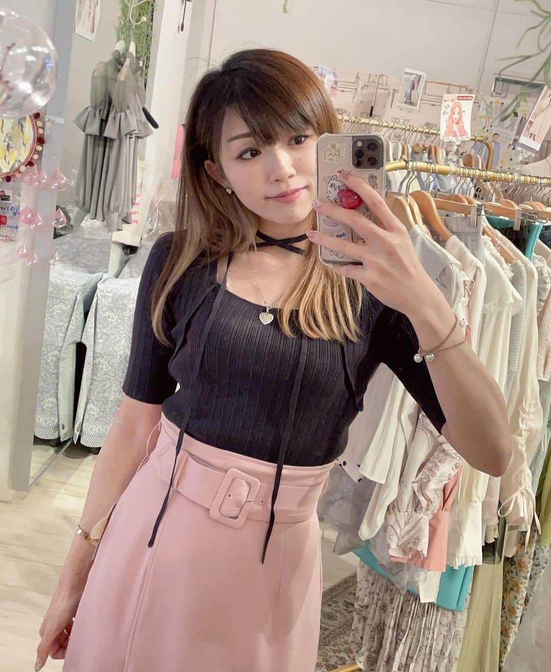 Fleur Fleurのインスタグラム：「今晚星期二夜晚7:00有直播🥳🥳🥳 今晚有直播！🔥今晚有直播🔥 將會介紹超級多嘅新款 今次嘅直播係一個大！直！播！嚟㗎  裏面介紹嘅嘢一定多個超過20款styling! 下身都有勁多選擇! 連身裙都有!  想買夏天衫嘅千祈唔好錯過今晚嘅直播啦 有八折 記得睇直播攞優惠啦💝 WhatsApp查詢5572 9458 銅鑼灣門市📍恩平道52號2樓A室」