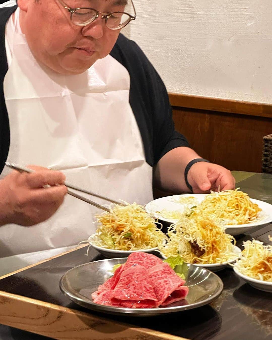 ハチミツ二郎さんのインスタグラム写真 - (ハチミツ二郎Instagram)「サラダを取り分ける太。  「最近食えなくなってきましたねー」と言った瞬間オレと伊達ちゃんに 「ウソつけ！」とつっこまれました。  #salad #タイムマシーン3号」4月25日 13時21分 - jirohachimitsu