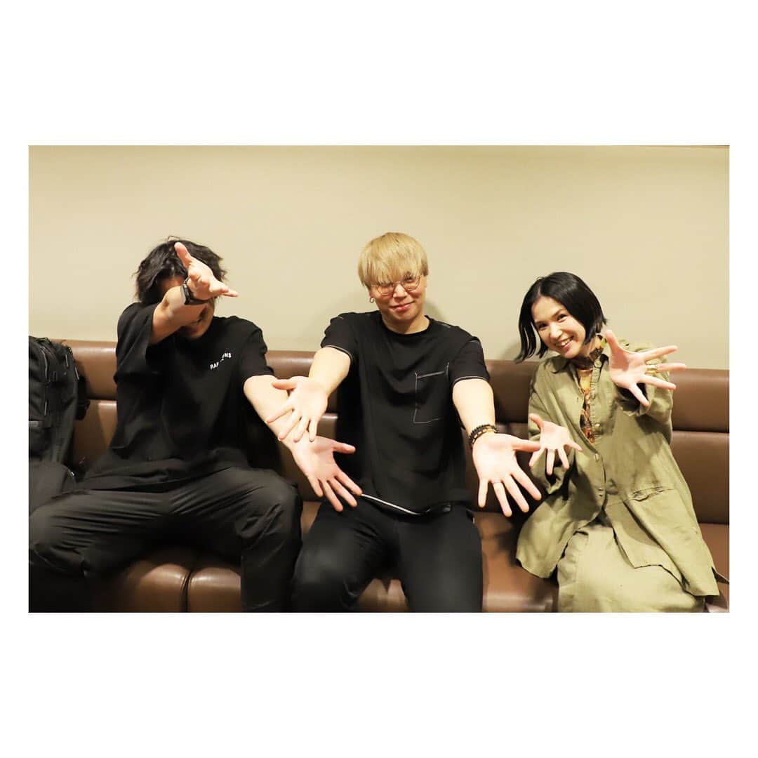 Superflyさんのインスタグラム写真 - (SuperflyInstagram)「昨日はレコーディングでした。 アルバム作り終えたばかりだけど、素敵なご縁をいただきまして。 ずっと歌ってて良かったなと思えた日。 気温差が毎日激しいですね。 体がパニックー! しっかり眠ってしっかり食べて体動かそーう! Dr. TETSUYUKIさん Gt. 香取真人さん Ba.&Arrangement 宮田'レフティ'リョウさん」4月25日 13時17分 - superfly_shiho