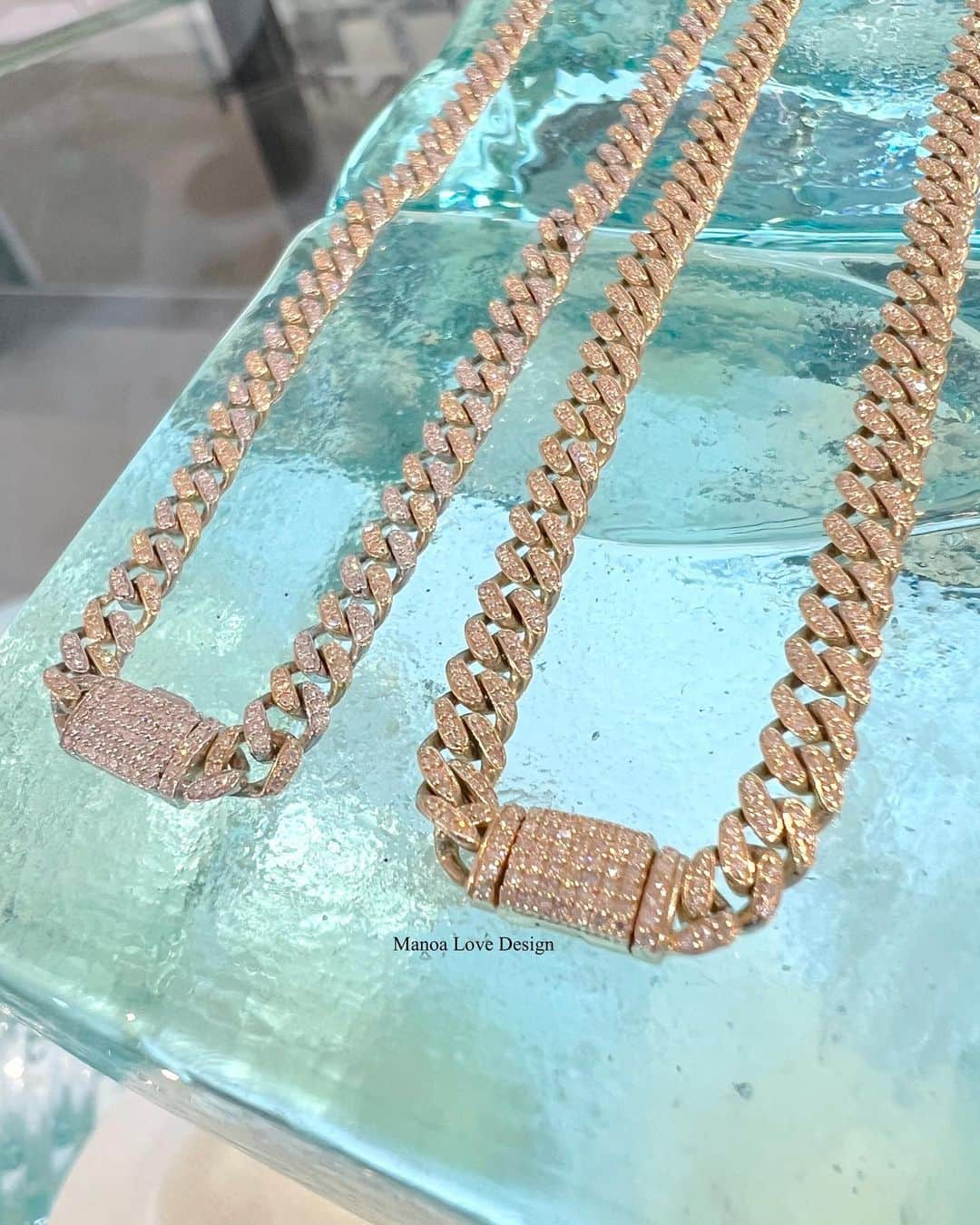 Manoa Love Design Hawaiiのインスタグラム：「Diamond two tone(white gold & yellow gold) and  Diamond Yellow gold Cuban necklace✨  #manoalovedesign #waikiki#waikikibeach #jewelryshopping #jewelryaddict #jewelryfashion #hawaiivacation #hawaiitrip #honoluluhawaii #oahuhawaii #internationalmarketplace#manoa#マノアラブデザイン #マノア#キューバンネックレス #キューバンチェーン #ワイキキ#ハワイ在住#ジュエリー好き #ゴールドネックレス #ジュエリーコーディネート#夏威夷#하와이」