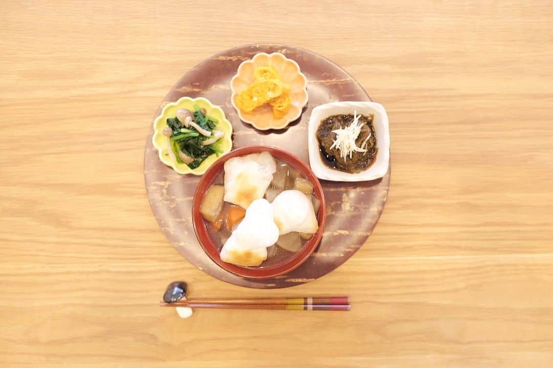 木村文乃 さんのインスタグラム写真 - (木村文乃 Instagram)「*** 今日のごはんでした。  お餅入りけんちん汁 ほうれん草としめじのお浸し 甘めのたまご焼き もずく酢  ほとんど昨日の残りで 手抜きの楽ちん朝ごはん🤭」4月25日 13時22分 - fuminokimura_official