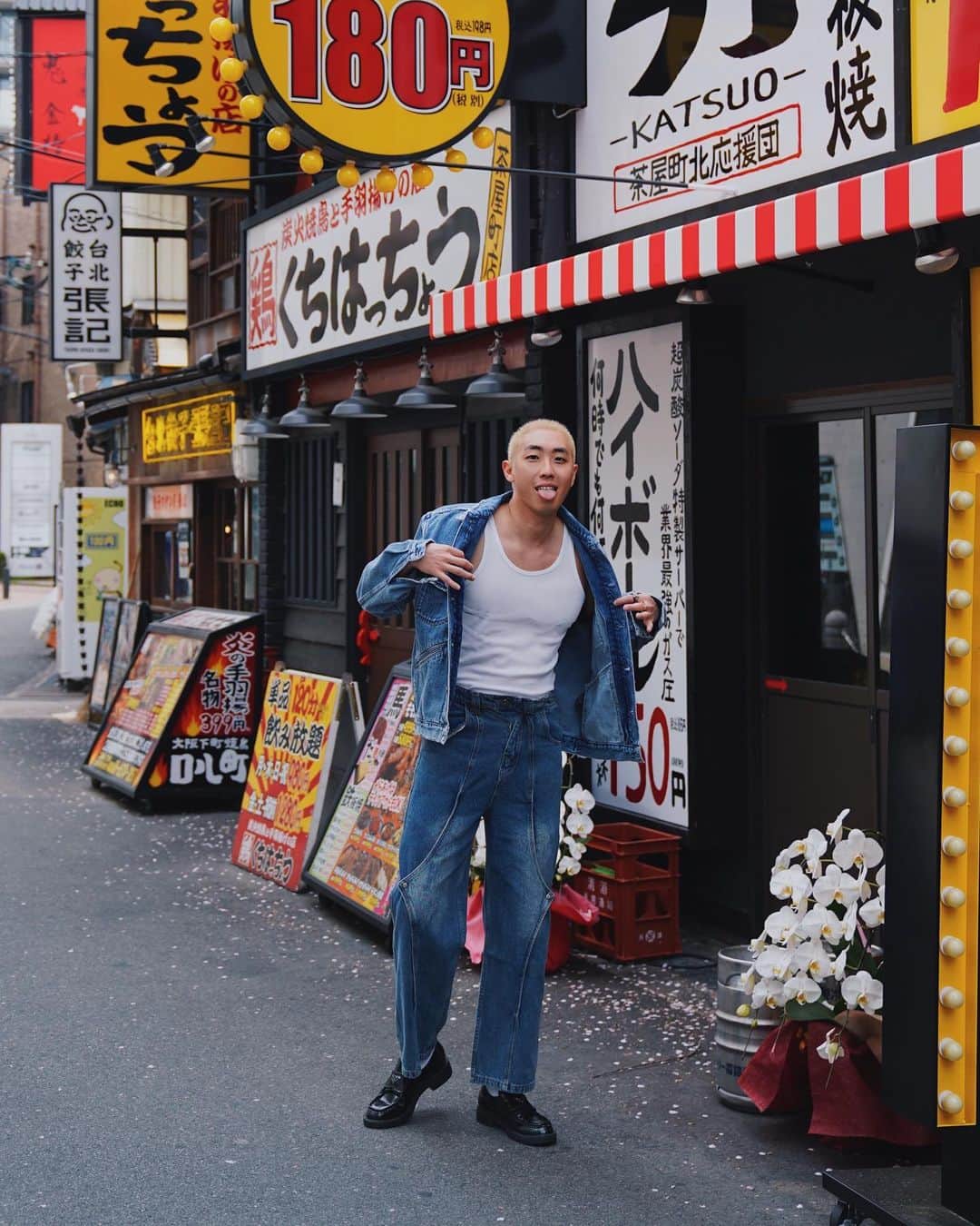 Noel LHYのインスタグラム：「| 𝐀𝐭𝐬𝐮𝐢   ヤバイ、熱いかしら🥵  Thanks @somafromjapan for capturing this funny photo ! Loves it !   Outfits :  @isabelmarant Denim Collection  @prada Leather Loafer Shoes」