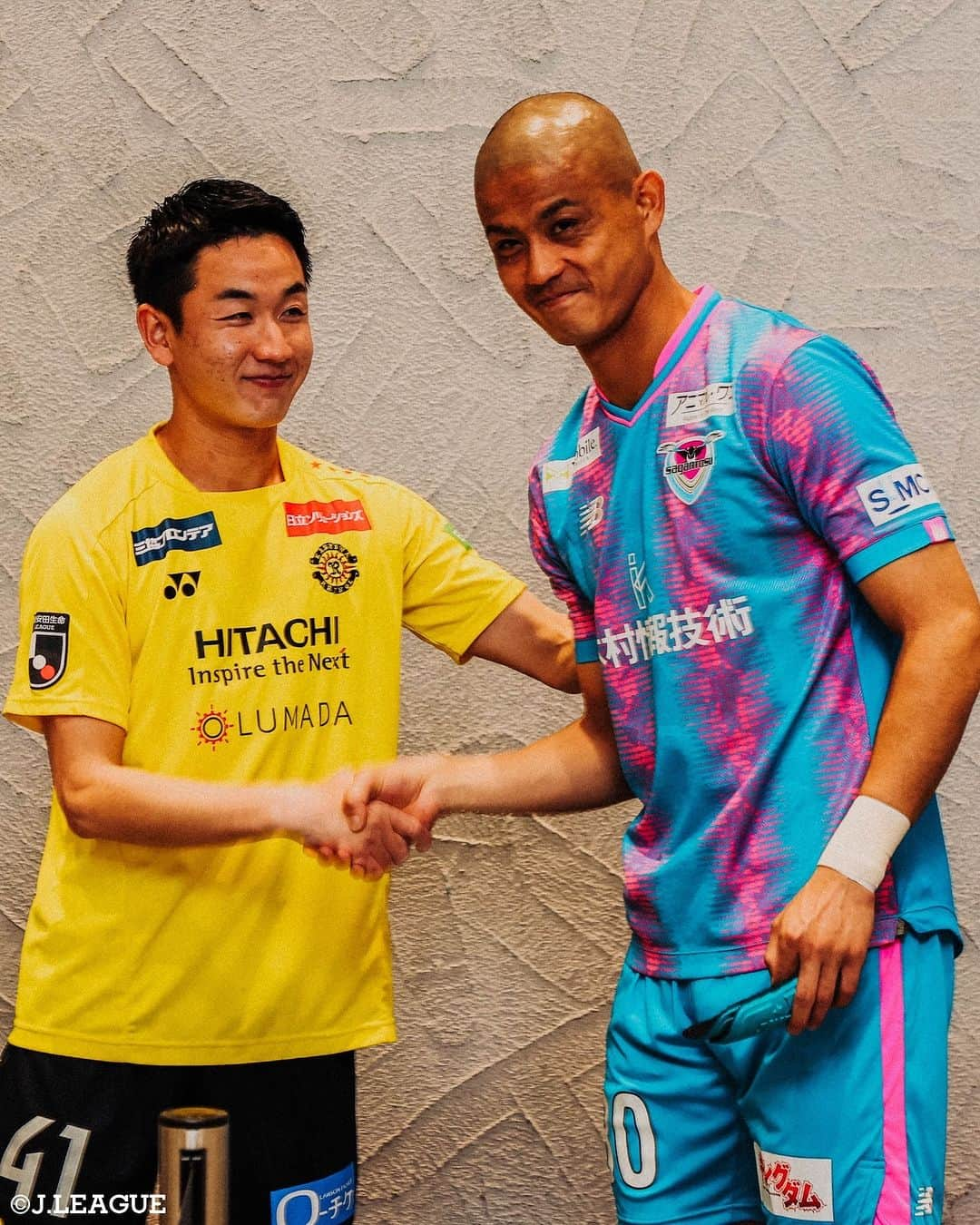 Ｊリーグさんのインスタグラム写真 - (ＪリーグInstagram)「かつての監督、チームメイトと🤝🔥  #浦和レッズ #urawareds #興梠慎三 #北海道コンサドーレ札幌 #consadole #ミハイロペトロヴィッチ #京都サンガFC #sanga #パトリック #ガンバ大阪 #gambaosaka #宇佐美貴史  #アルビレックス新潟 #albirex #千葉和彦 #柏レイソル #reysol #仙頭啓矢 #ドウグラス  #サガン鳥栖 #sagantosu #田代雅也  #Jリーグ #jleague #サッカー #soccer #football #J30」4月25日 13時28分 - jleaguejp