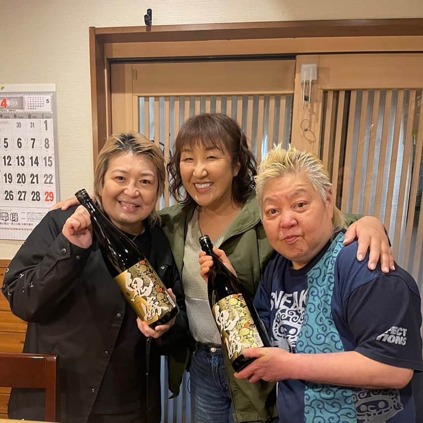 堀田祐美子さんのインスタグラム写真 - (堀田祐美子Instagram)「久しぶりの同期スリーショット。  鬼嫁焼酎！！  勿体なくて飲めないよね〜  飾る焼酎。  @hokutoakira_official   #堀田祐美子 #yumikohotta  #prowrestling  #プロレス #womansprowrestling  #女子プロレス  #hearts82 #thearts  #かおちゃん家deめしくぃ亭  #北斗晶 #影かほる #鬼嫁」4月25日 13時32分 - yumiko_hotta