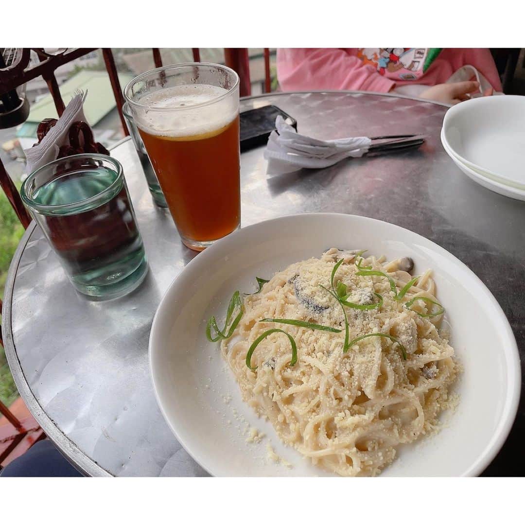 小野彩香さんのインスタグラム写真 - (小野彩香Instagram)「美味しかった週末ご飯🍚 野菜中心の料理を提供しているお店に行きました🥦♡  2枚目のビールのような飲み物は、ハーブティーです🫖✨ ここ本当にレストランなの⁉︎と思うほど、植物でいっぱいでした😆🌴  #ohmygulay  #bugio #philippines  #レストラン #フィリピン」4月25日 13時34分 - onoayaka_official
