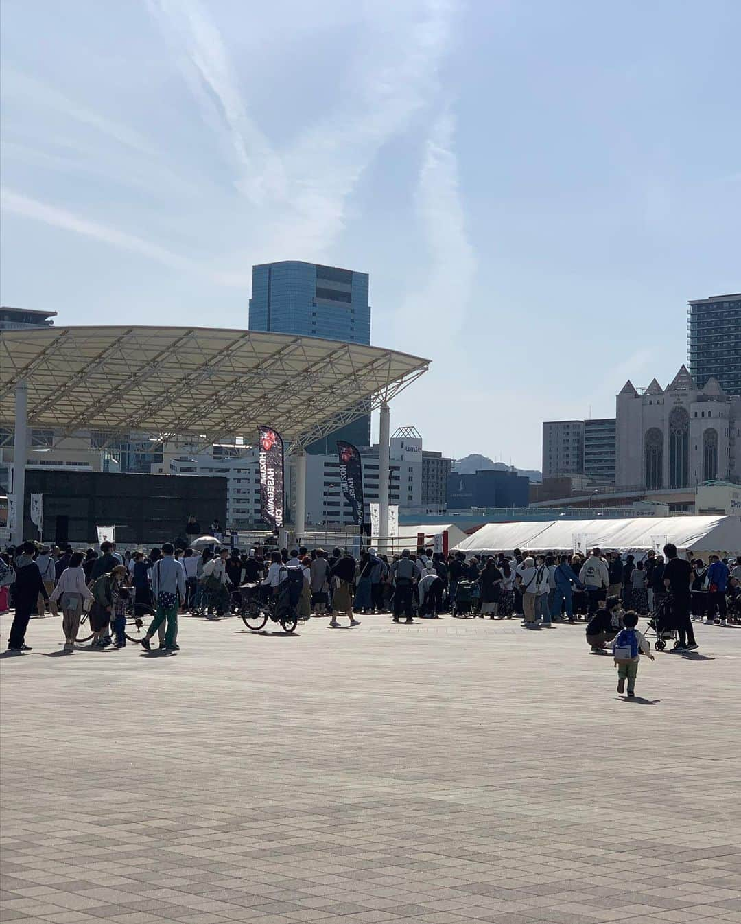 長谷川穂積さんのインスタグラム写真 - (長谷川穂積Instagram)「4月23日に神戸メリケンパークでイベントしました。 30歳以上の方に参加いただきスパーリングで盛り上げていただき 最後には粟生隆寛×勅使河原 長谷川穂積×山中慎介のスペシャルスパーリングも。 大人になってもドキドキしながらなにか挑戦できることは素晴らしいこと。 これぞ大人の遊び 参加者、大会関係者、見に来てくれた方々、山中くん、粟生、てっしー皆さんに心から感謝です #9年前の4.23は大阪城ホールで山中くんと一緒に試合した #そしておかんの誕生日 #山中慎介 #粟生隆寛 #勅使河原弘昌」4月25日 13時35分 - hozumi_hasegawa