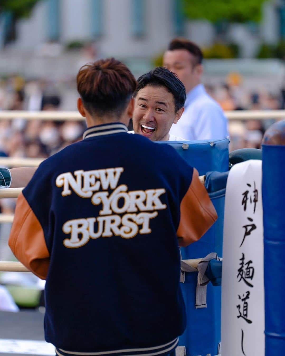 長谷川穂積さんのインスタグラム写真 - (長谷川穂積Instagram)「4月23日に神戸メリケンパークでイベントしました。 30歳以上の方に参加いただきスパーリングで盛り上げていただき 最後には粟生隆寛×勅使河原 長谷川穂積×山中慎介のスペシャルスパーリングも。 大人になってもドキドキしながらなにか挑戦できることは素晴らしいこと。 これぞ大人の遊び 参加者、大会関係者、見に来てくれた方々、山中くん、粟生、てっしー皆さんに心から感謝です #9年前の4.23は大阪城ホールで山中くんと一緒に試合した #そしておかんの誕生日 #山中慎介 #粟生隆寛 #勅使河原弘昌」4月25日 13時35分 - hozumi_hasegawa