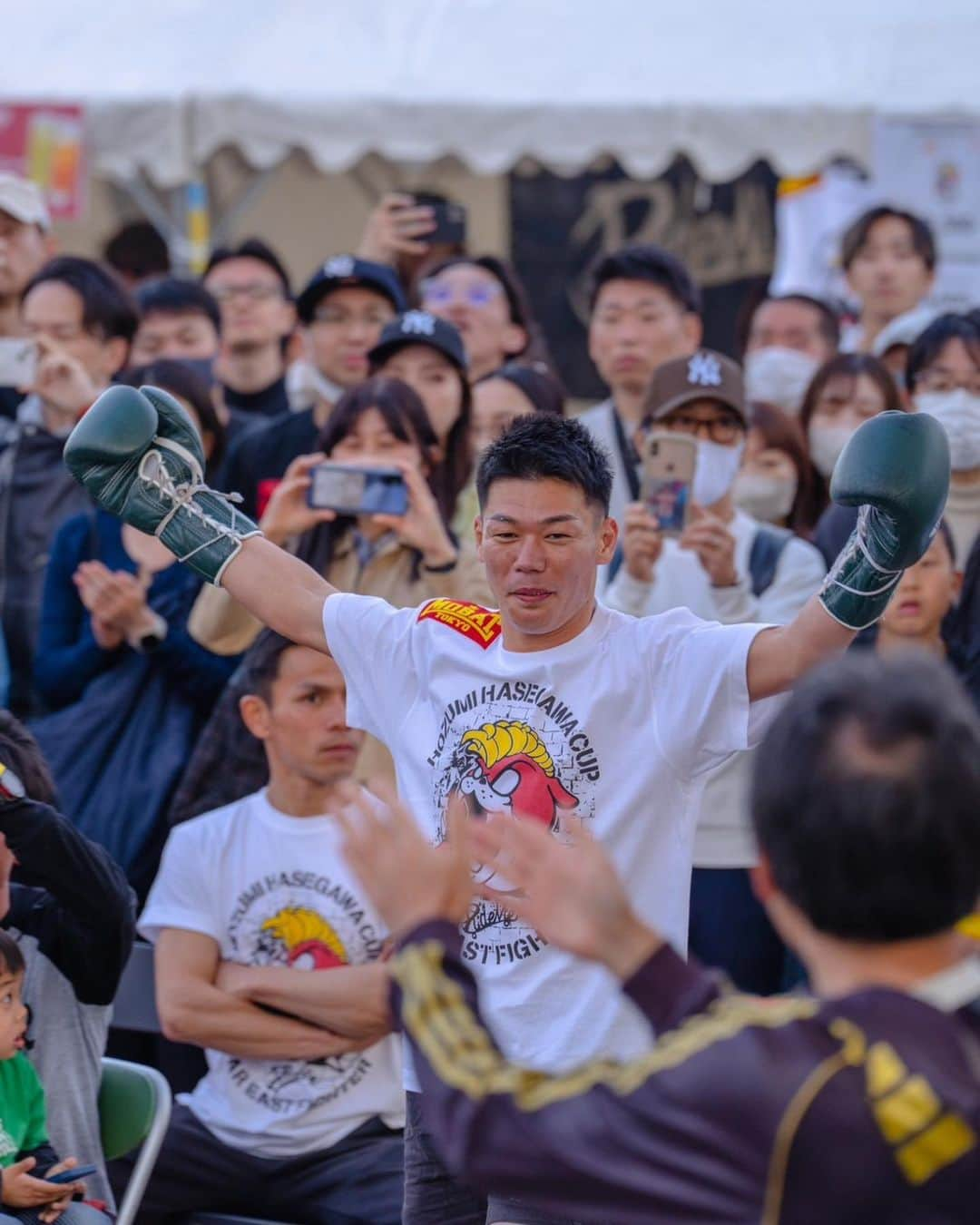 長谷川穂積さんのインスタグラム写真 - (長谷川穂積Instagram)「4月23日に神戸メリケンパークでイベントしました。 30歳以上の方に参加いただきスパーリングで盛り上げていただき 最後には粟生隆寛×勅使河原 長谷川穂積×山中慎介のスペシャルスパーリングも。 大人になってもドキドキしながらなにか挑戦できることは素晴らしいこと。 これぞ大人の遊び 参加者、大会関係者、見に来てくれた方々、山中くん、粟生、てっしー皆さんに心から感謝です #9年前の4.23は大阪城ホールで山中くんと一緒に試合した #そしておかんの誕生日 #山中慎介 #粟生隆寛 #勅使河原弘昌」4月25日 13時35分 - hozumi_hasegawa