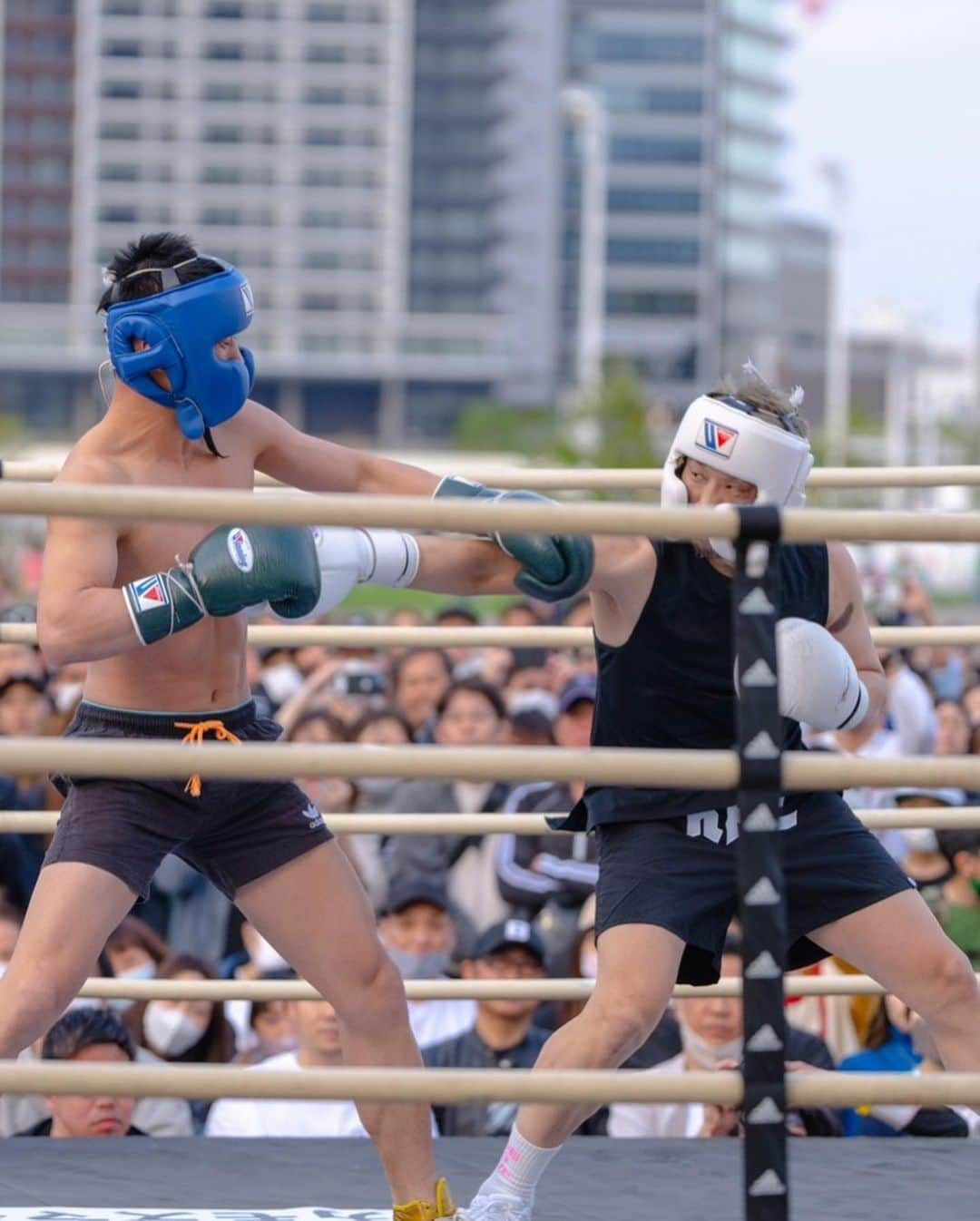 長谷川穂積さんのインスタグラム写真 - (長谷川穂積Instagram)「4月23日に神戸メリケンパークでイベントしました。 30歳以上の方に参加いただきスパーリングで盛り上げていただき 最後には粟生隆寛×勅使河原 長谷川穂積×山中慎介のスペシャルスパーリングも。 大人になってもドキドキしながらなにか挑戦できることは素晴らしいこと。 これぞ大人の遊び 参加者、大会関係者、見に来てくれた方々、山中くん、粟生、てっしー皆さんに心から感謝です #9年前の4.23は大阪城ホールで山中くんと一緒に試合した #そしておかんの誕生日 #山中慎介 #粟生隆寛 #勅使河原弘昌」4月25日 13時35分 - hozumi_hasegawa