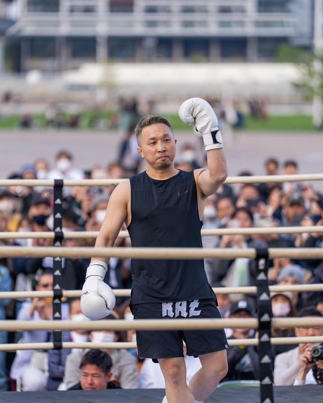 長谷川穂積さんのインスタグラム写真 - (長谷川穂積Instagram)「4月23日に神戸メリケンパークでイベントしました。 30歳以上の方に参加いただきスパーリングで盛り上げていただき 最後には粟生隆寛×勅使河原 長谷川穂積×山中慎介のスペシャルスパーリングも。 大人になってもドキドキしながらなにか挑戦できることは素晴らしいこと。 これぞ大人の遊び 参加者、大会関係者、見に来てくれた方々、山中くん、粟生、てっしー皆さんに心から感謝です #9年前の4.23は大阪城ホールで山中くんと一緒に試合した #そしておかんの誕生日 #山中慎介 #粟生隆寛 #勅使河原弘昌」4月25日 13時35分 - hozumi_hasegawa