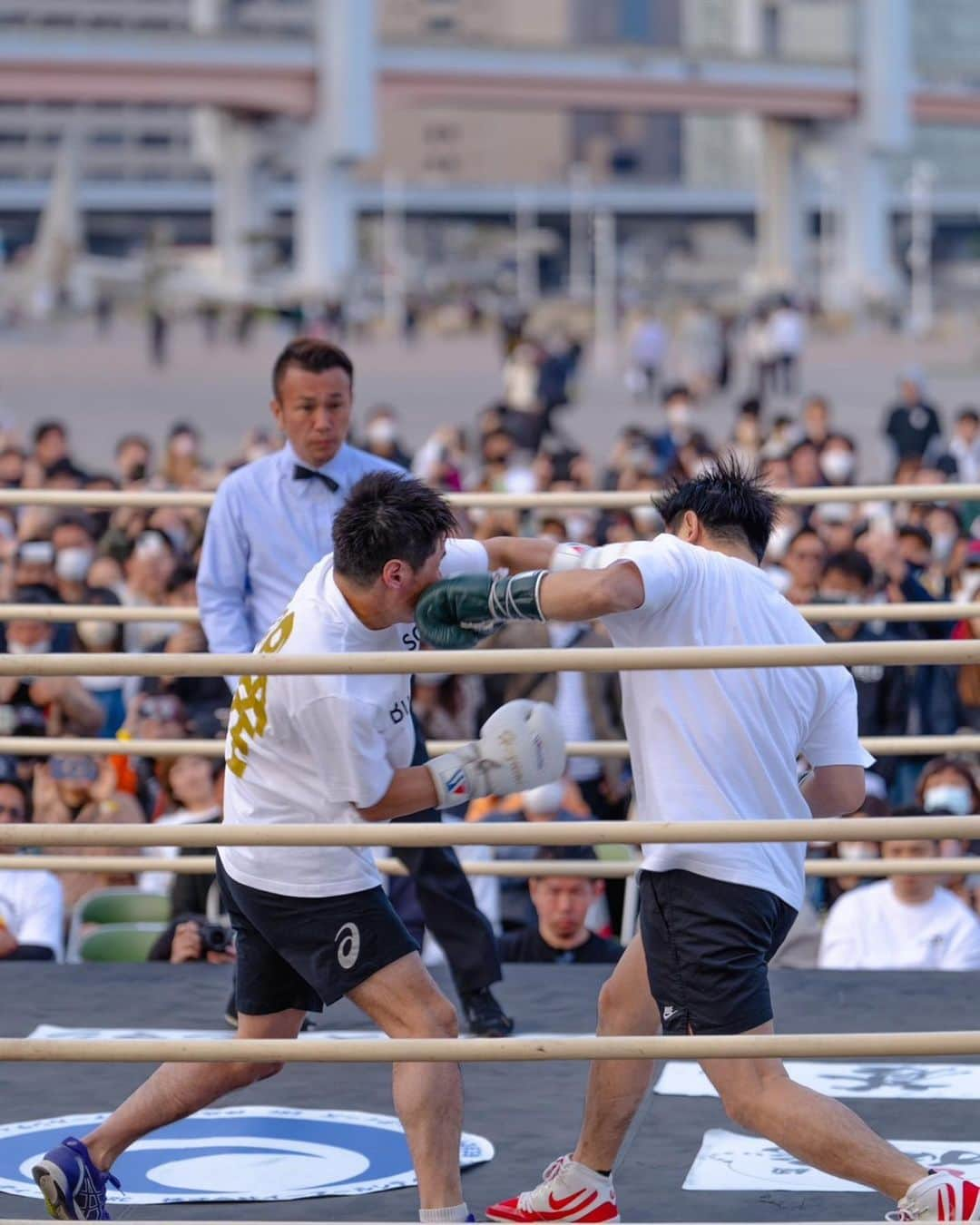 長谷川穂積のインスタグラム：「4月23日に神戸メリケンパークでイベントしました。 30歳以上の方に参加いただきスパーリングで盛り上げていただき 最後には粟生隆寛×勅使河原 長谷川穂積×山中慎介のスペシャルスパーリングも。 大人になってもドキドキしながらなにか挑戦できることは素晴らしいこと。 これぞ大人の遊び 参加者、大会関係者、見に来てくれた方々、山中くん、粟生、てっしー皆さんに心から感謝です #9年前の4.23は大阪城ホールで山中くんと一緒に試合した #そしておかんの誕生日 #山中慎介 #粟生隆寛 #勅使河原弘昌」