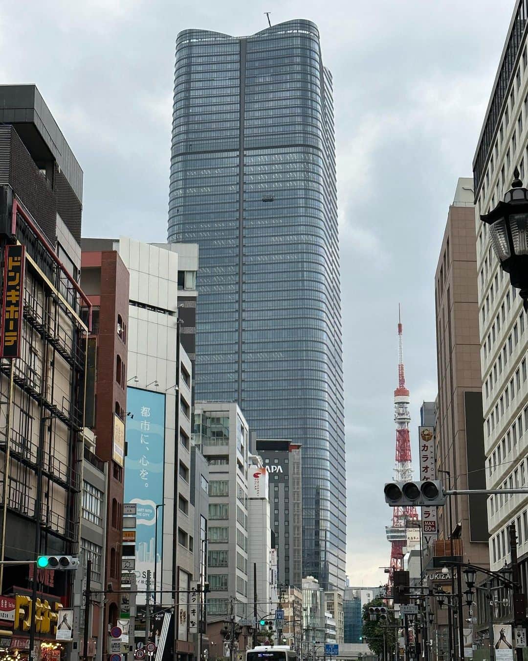 津田大介のインスタグラム：「東京タワーと比べると縮尺がおかしくなっているように見える。」