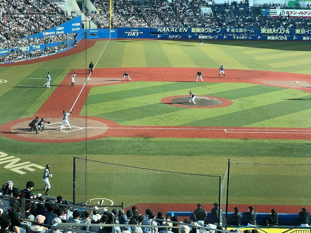 アイスマン福留さんのインスタグラム写真 - (アイスマン福留Instagram)「ロッテさんにご招待いただき、ZOZOマリンスタジアムへ！野球観戦をしながら「アイスバーガー」！#大下誠一郎 選手と一緒に📷撮らせていただきました✨ 贅沢で楽しい時間をありがとうございました😆  #千葉ロッテマリーンズ #zozoマリンスタジアム #野球観戦 #アイスバーガー #zozo #野球 #アイスバーガー」4月25日 13時35分 - iceman_ax