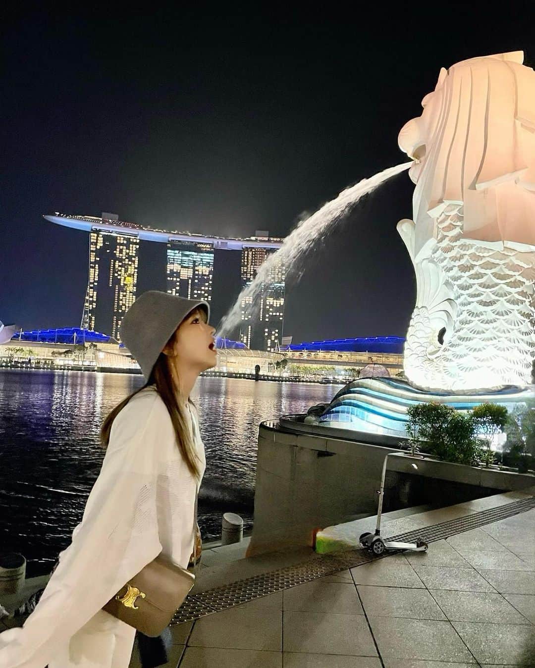 吉沢朱音さんのインスタグラム写真 - (吉沢朱音Instagram)「Singapore🇸🇬 マーライオン公園に行ってきた🦁 実物見れて、感動した〜^._.^ コナンの映画にもでてきたよね。 . うちのマミーのカメラワーク天才でしょ、 しゃふちゃんTikTokにも載せたけどいい感じやった📷 . . . #シンガポール #シンガポール旅行  #マーライオン #singapore #merlion」4月25日 13時42分 - nesomagic72