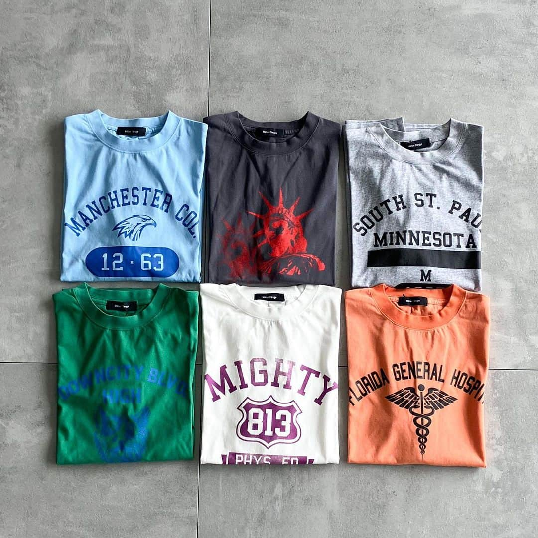 Melan Cleuge_officialのインスタグラム：「melancleuge メランクルージュ メンズ  夏のマストアイテム 『カレッジＴシャツ』  色味によってアートが違うので、 お好みの一枚を選べます‼︎  カレッジプリントＴシャツ ¥4,290（tax incl.）  #melancleuge  #メランクルージュ  #ちょうどいい大人服 #カジュアルコーデ #古着男子 #2023SS #カラフルtシャツ  #カレッジプリント  #ユニセックス  #ロゴＴ #tシャツコーデ」