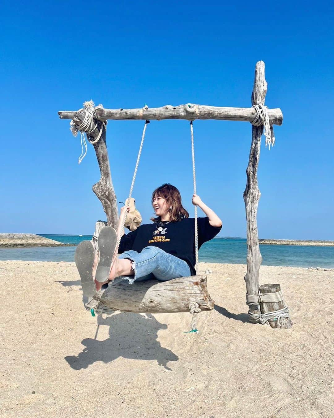 津田麻莉奈さんのインスタグラム写真 - (津田麻莉奈Instagram)「沖縄たのしい🏝️  ロケの合間に砂浜のブランコで遊んだ🥰  #沖縄 #あざまサンサンビーチ  #砂浜のブランコ  #グリーンチャンネル #キャプテン渡辺のオンライン競馬パーティー #まりなる #津田麻莉奈」4月25日 13時52分 - tsudamarinal