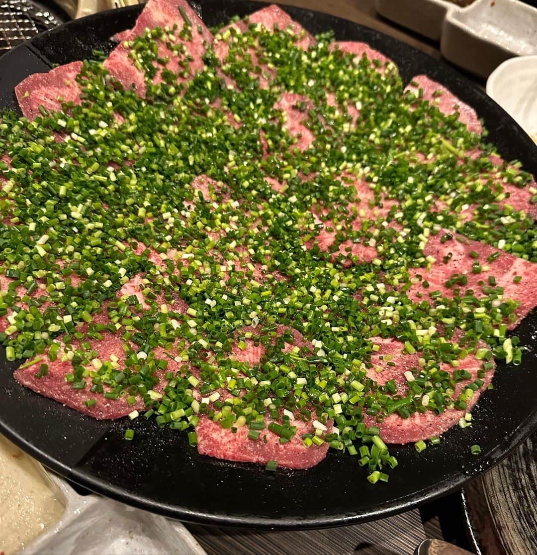 のインスタグラム：「若い頃、親父と一緒にわざわざ食べにきた記憶がある。やはり、全ての肉が美味しい😋団体で行ったが、みんな食べたなぁ！  #小倉グルメ  #焼肉  #九州産黒毛和牛  #ボリューム満点  #焼肉ストリート」