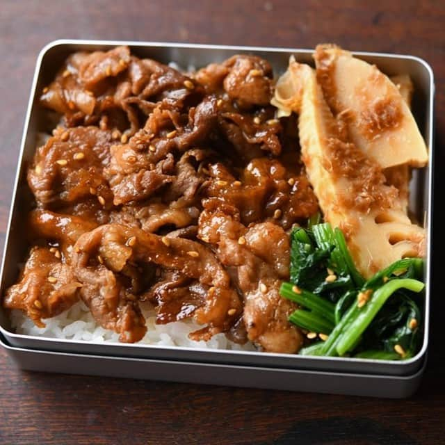 冨田ただすけさんのインスタグラム写真 - (冨田ただすけInstagram)「2023/04/25　今日のお弁当  たまにはがっつりと… ・焼肉丼 ・たけのこ土佐煮 ・ほうれん草ナムル  たけのこは茹でたのをお義母さんからもらったので。水煮で作るときより調味料控えめでちょうどいい。どちらでやるにせよ、だし汁不要で作りやすいのでぜひ。  ＊弁当の工程や流れの詳細は、ハイライトの「弁当記録」から見たい弁当ページに移動してぜひチェックしてみてください。  #レシピは白ごはんドットコム #お弁当 #お弁当づくり #地味弁当 #今日のお弁当 #お弁当記録 #obento #娘弁当 #毎日のお弁当 #お弁当日記 #常備菜 #白ごはんドットコム #冨田ただすけ #白ごはんドットコム弁当日記 #きょう何つくる #焼肉丼 #焼肉弁当 #たけのこ土佐煮」4月25日 14時08分 - tomita_tadasuke