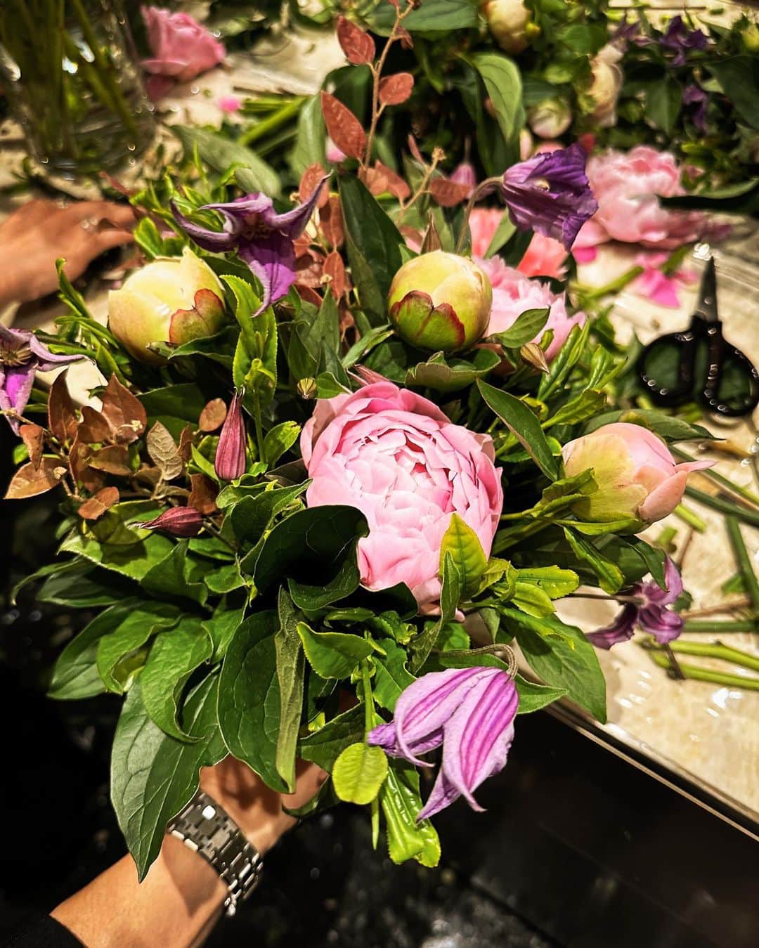 櫻井貴史さんのインスタグラム写真 - (櫻井貴史Instagram)「ARMANI beauty @armanibeauty のフレグランスコレクション「ARMANI / PRIVE」のワークショップイベントへ . こちらの「ピヴォワンヌ スジョ」はピオニーの香りと2種のローズを融合させた香りで母の日のギフトにもぴったりな優しく優雅な香りでした . なにげによく家で花を飾るのでフラワーアレンジメントワークショップはとても楽しい時間でした . 他にもアルマーニ プリヴェの 「ユーロン」や「サンタルダンシャ」等、魅力的な香りが沢山ありました . #Armanibeauty #ArmaniPrive #Fragrance #PR」4月25日 14時22分 - sakurai_takashi