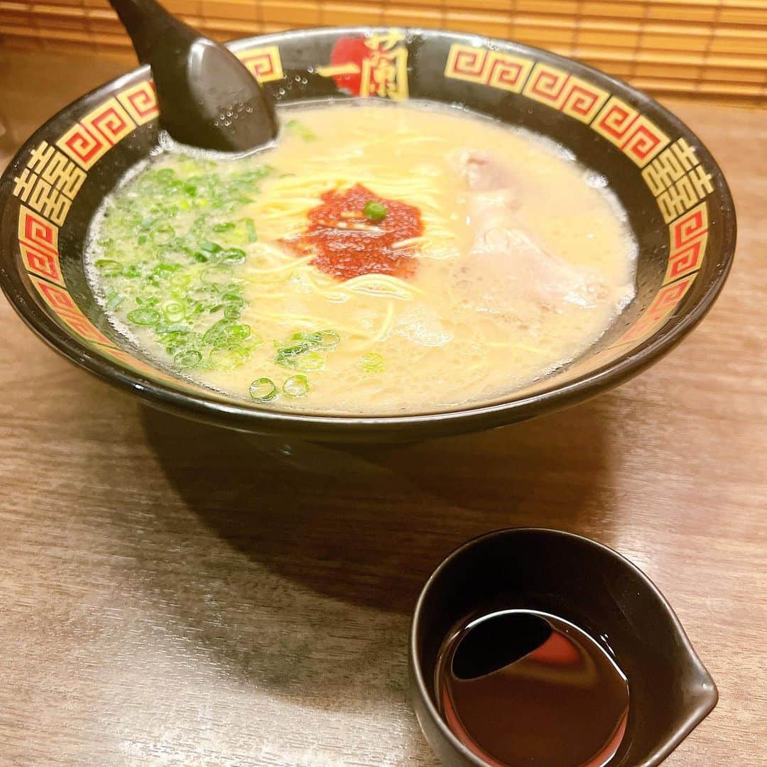 紺野ぶるまのインスタグラム：「一蘭はオスカランの酸味がメイン ラーメンサブ you know？  #オスカランの酸味 #一蘭」