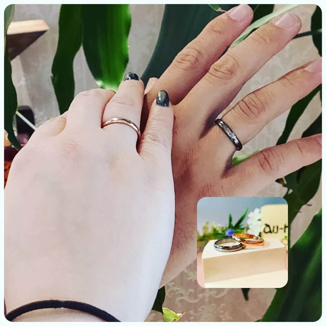 手作り指輪【ジュエリーアウラ】福岡のインスタグラム：「手作りペアリング 人気の甲丸type  ✩.*˚フォロミー @jewelry.aura  色の白い彼女は ピンクゴールドが 似合いますね〜  彼はカッコイイ ブラックゴールドで おしゃれ度アップです♡♡」