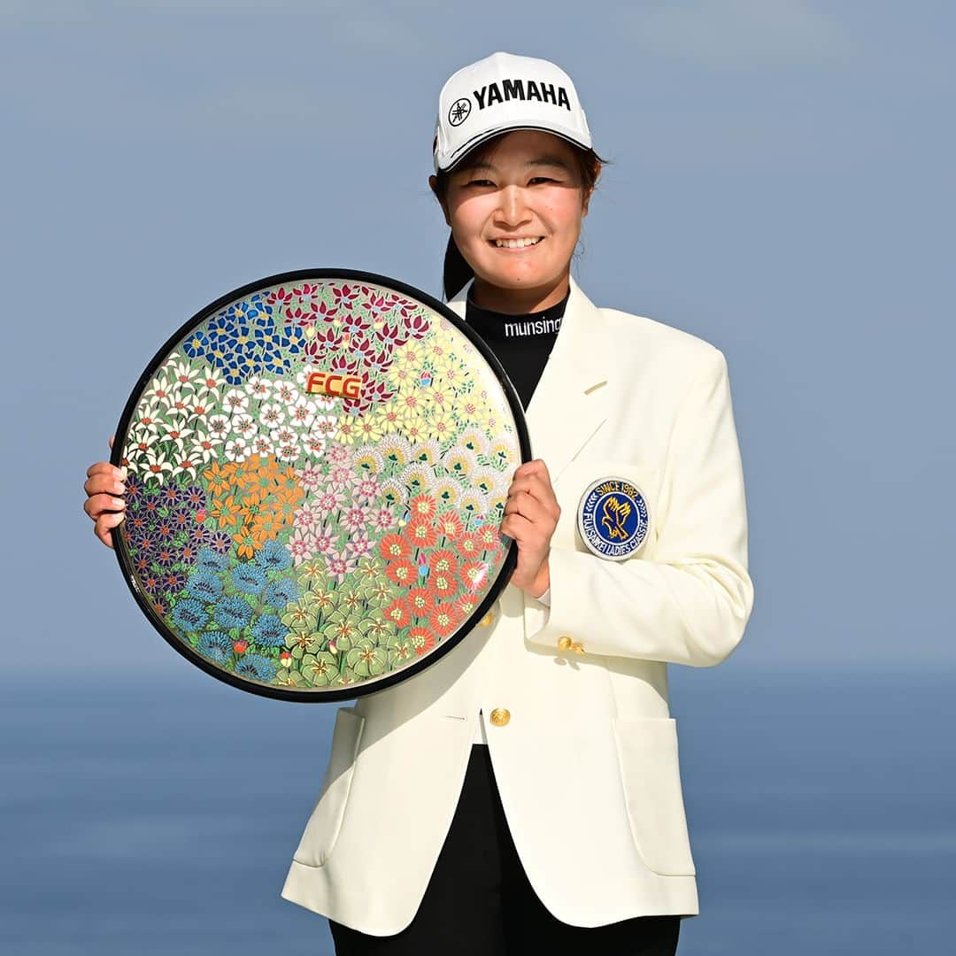のインスタグラム：「神谷そらプロ「41stフジサンケイレディスクラシック」優勝記念キャンペーン  マンシングウェア契約の神谷そらプロが、2023年4月21日〜23日開催のJLPGAツアー「41stフジサンケイレディスクラシック」にて、ご自身初のツアー優勝を挙げられました！  優勝を記念して、サイン入りグッズプレゼント＆10％OFFキャンペーンを実施中です。 詳しくは、ハイライトから優勝記念キャンペーンページをご覧ください。  #神谷そら #神谷そらプロ #神谷そらプロ優勝記念キャンペーン #マンシングウェア ⁠ #munsingwear」