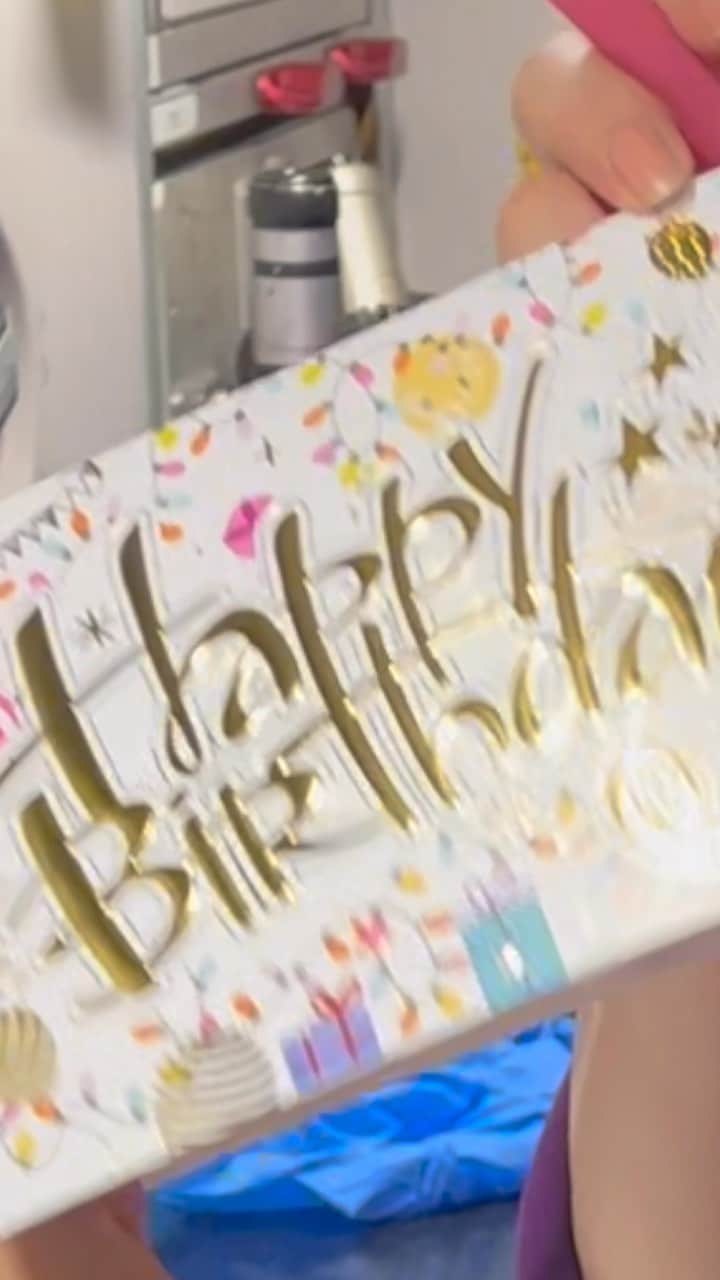 タイ航空のインスタグラム：「Fly high, celebrate in style! 🎂🎉✈️ Join us onboard Thai Airways for an unforgettable birthday experience! #thaiairways #smoothassilk #experience #HappyBirthday #FlyWithJoy #magicaljourney #tg」