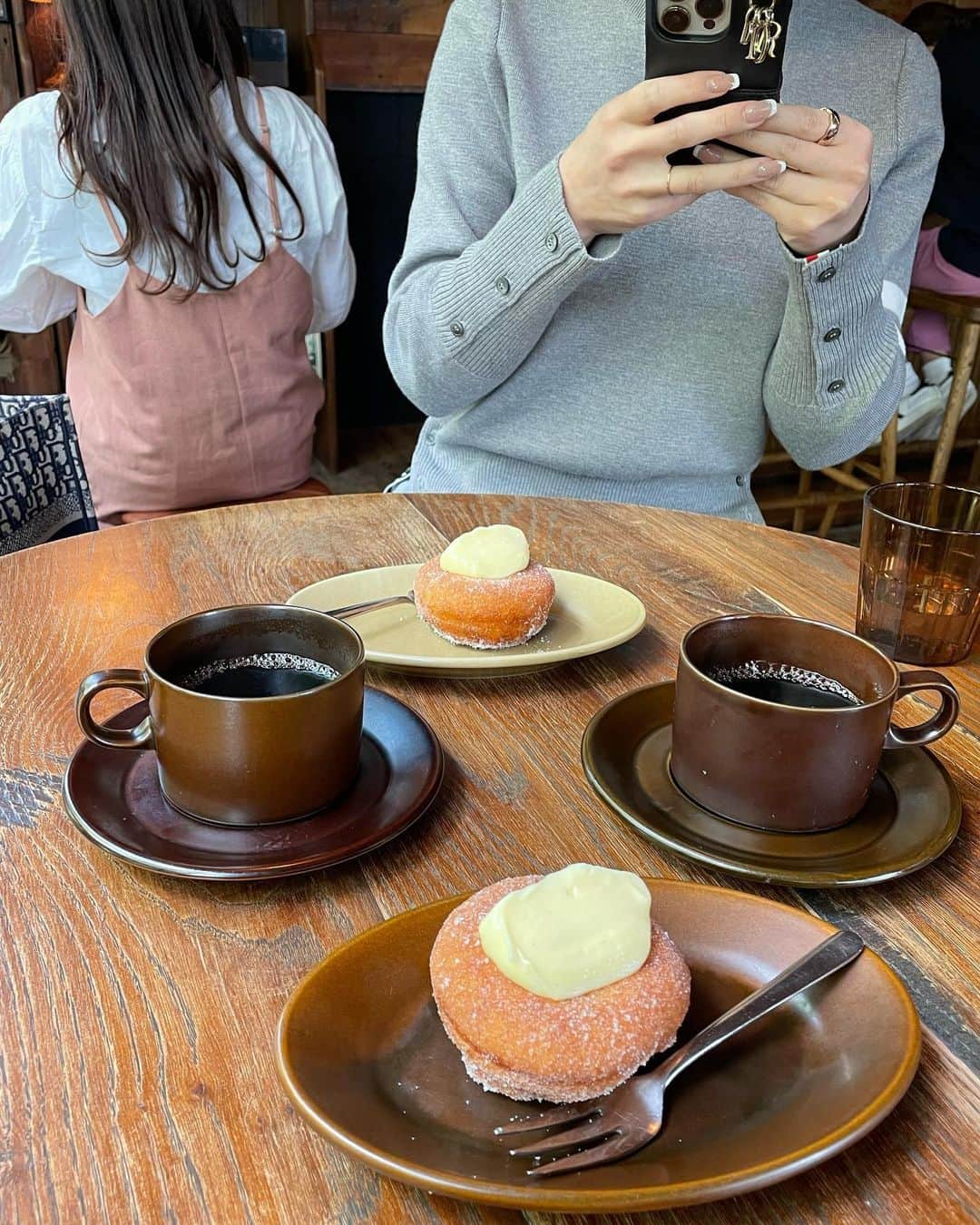 左近鈴乃さんのインスタグラム写真 - (左近鈴乃Instagram)「. 大好きな大好きな @bird_coffee_osaka 🍩🕊️ 定期的に行きたくなるねんなあ〜  この日の写真をギュッと🤳🏻🎞️♡ ひとちゃんスキップしながら食べてた、かわいい🤣🌷(最後の写真)  ドーナツは好きな食べ物ランキングかなり上位🥹 太る要素しかないけどいいの、特別♡笑  #bird #birdcoffee #大阪カフェ #大阪ドーナツ」4月25日 14時26分 - suzuno_sakon