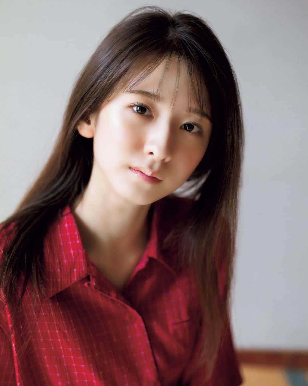 週刊少年マガジンのインスタグラム：「2023年4月19日（水）発売の「#週刊少年マガジン 」20号に、#乃木坂46 5期生の#菅原咲月 さんが初登場！  清楚な時もあれば、春の野を裸足で駆けまわるやんちゃな少女の時もある。目を離せない彼女の魅力をめいっぱいお届けします！  🏃🏻‍♀️発売は本日までです！  -----  撮影 / 細居幸次郎 スタイリング / 武久真理江 ヘアメイク / 田村直子 デザイン / 坂上和也（banjo） 衣装協力/ LACOSTE / gilet」