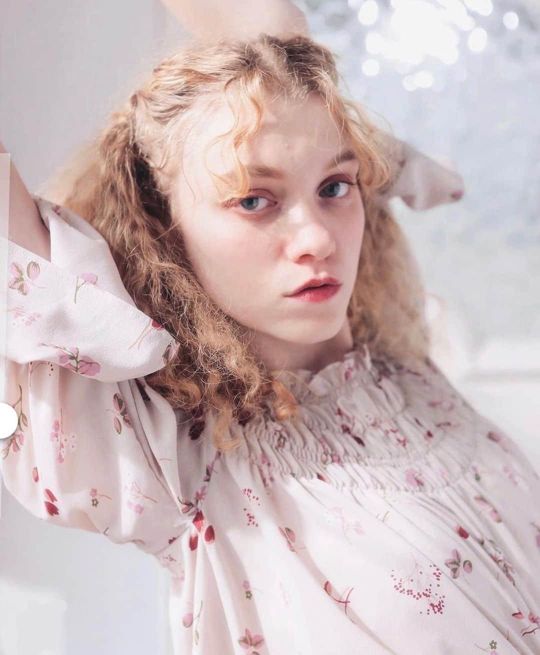 Fleur Fleurのインスタグラム：「Deicy summer collections🌷 超級浪漫🌹嘅最新系列登場！ 一直都有好多deicy粉絲 今次千祈唔好錯過夏季嘅item 鬱金香印花配上櫻花色丁料上衣完全唔使打底 可以一字膊或者上膊着都得 有粉紅色同埋黑色兩個選擇 我哋全部都係現貨發售 歡迎上嚟門市參觀或者WhatsApp直接購買 WhatsApp查詢：5572 9458 銅鑼灣門市📍恩平道52號2樓A室」