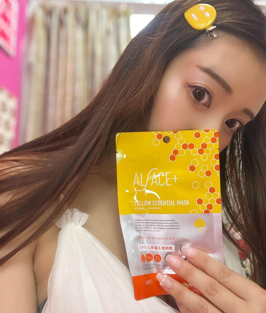 中村かなのインスタグラム：「😃🧡 ・ ・ 4月〜ドンキホーテ限定・数量限定の オルフェス前髪クリップ付きBOX😃🧡 @alface_lohas  パック中にもメイク中にも使えちゃう✨ ・ 対象アイテムは👇 " イエローエッセンシャルマスク " " センシティブマスク " " ピュアブラック " ・ オルフェス人気総選挙でも第1位の イエローエッセンシャルマスク🍋 をチョイス💛💛💛 ビタミンたっぷりで 乾燥によるくすみ、毛穴、ハリツヤ不足 などの肌トラブルに効果的🍋 ・ ・ ・ #オルフェス #オルフェス公式アンバサダー #美容ネタ #韓国コスメ #韓国コスメレビュー #韓国コスメ購入品 #alface #シートマスク #シートパック #ビタミン #くすみ #毛穴 #ハリツヤ #ドンキ購入品 #ドンキ #ドンキホーテ」