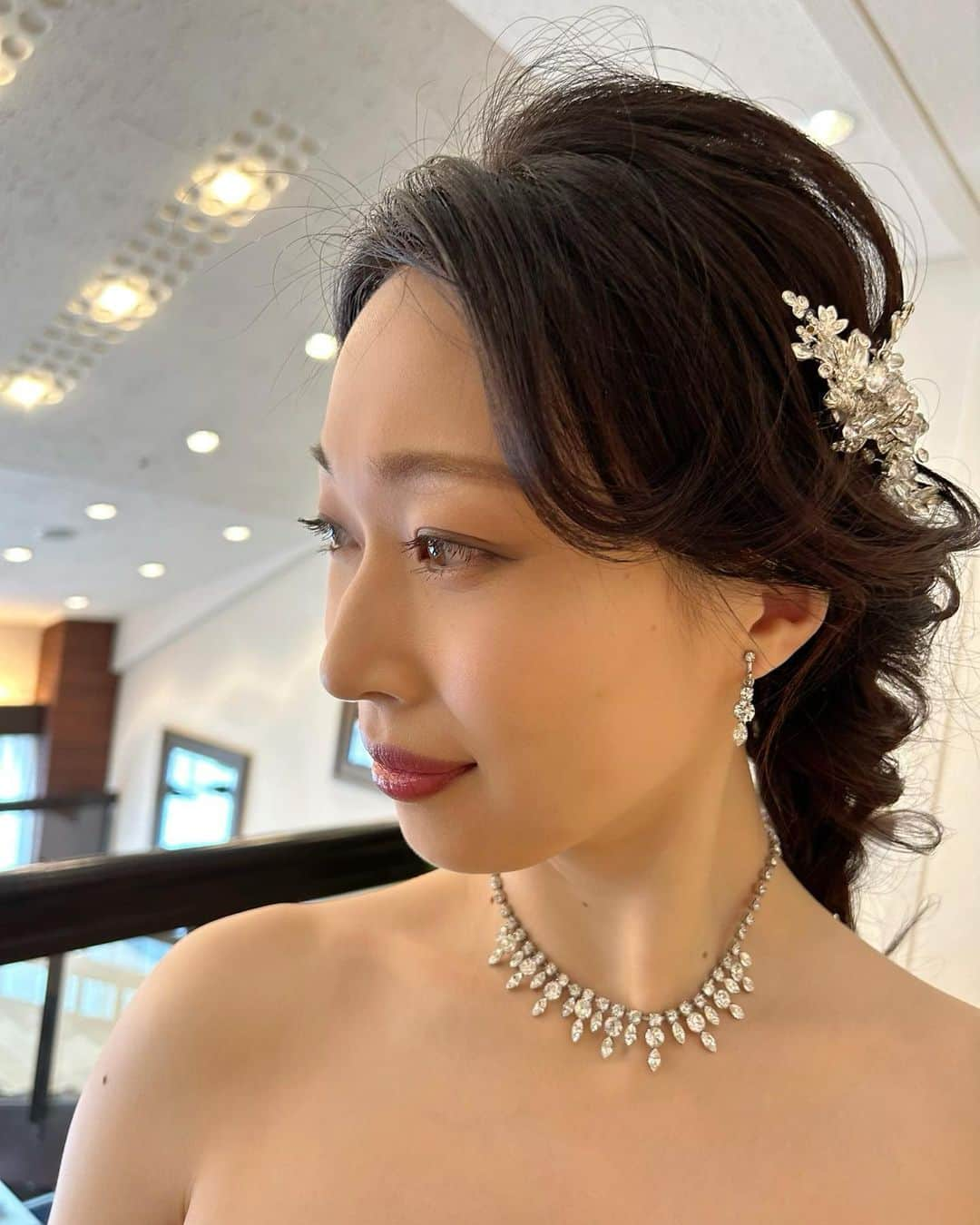 海隼人（有馬佐織）さんのインスタグラム写真 - (海隼人（有馬佐織）Instagram)「ヘアメイクさんの記録用に撮影して下さった一枚を頂いたので、ちょっとドアップ過ぎる？😂かもしれませんが、up💙  ヘアメイク、モチーフ、イヤリング、ネックレスの雰囲気はこんな感じでした🐳✨  #blue#bluedress  #model#記録 #kiyokohata #weddingdress #ウェディングドレス #カラードレス #photography #japan #2023#april #bridalphotos #撮影#前撮り#前撮り撮影 #フォトウェディング #ゆるふわアレンジ #wedding#bridal #weddingphotography  #卒花#プレ花嫁#花嫁準備 #happy#smile #宝塚og#元宝塚 #海隼人」4月25日 14時36分 - saorimahalo