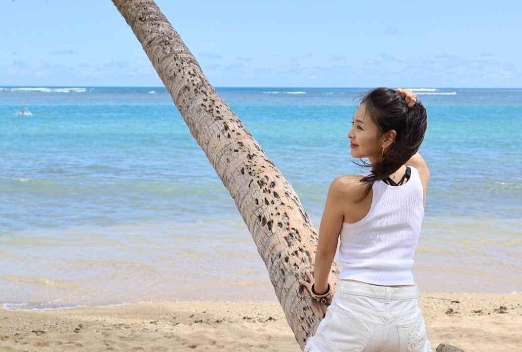 碧井椿さんのインスタグラム写真 - (碧井椿Instagram)「- Hawaii🌴大好き♡  何枚目が良い？？  一眼レフカメラだから綺麗だけど 誤魔化せない‼️目尻の皺もしっかり写ってるけどハワイだからいっか！  Photo by @rockeye_hawaii 💕」4月25日 14時36分 - vivichan1325