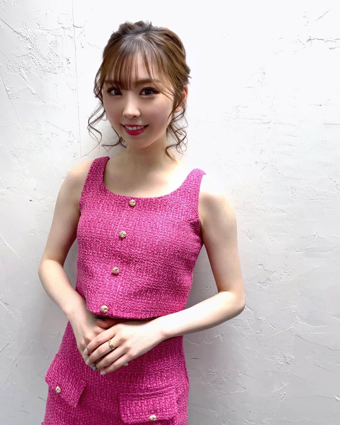 のインスタグラム：「メイク濃いめで撮影してます📸 またご報告します🙈🙈🙈  ⠀  #dayoff #coordinate #ミニスカート   #dior #prada #バイク女子 #バイクのある生活   #makeup #model #モデル #Japan  #撮影モデル #被写体 #goodmorning  #portrait #photography #ポートレートモデル #ファインダー越しの私の世界 #hairstyle  #清楚系女子 #写真好きな人と繋がりたい  #beauty#むちむちボディ #可愛 #姫 #韓国#美白#美脚」