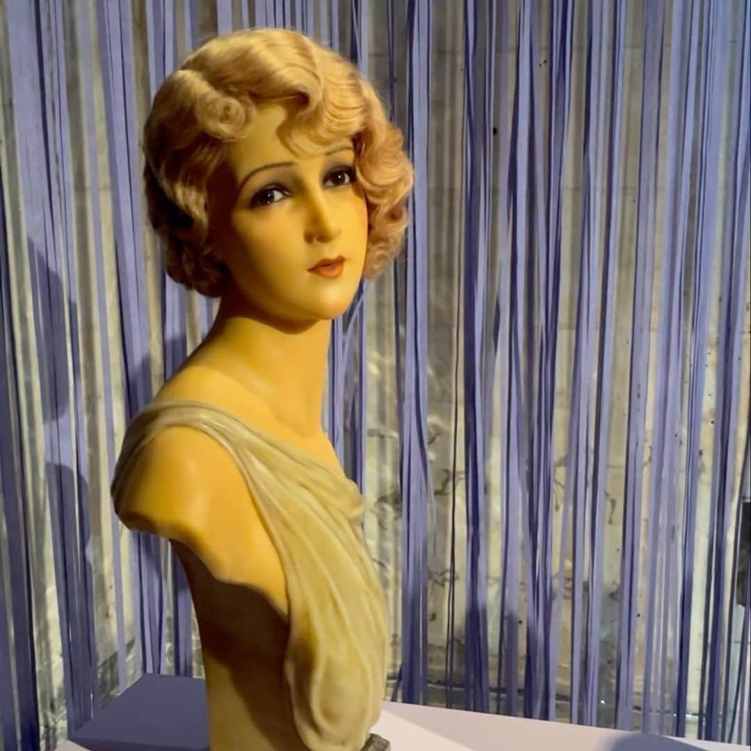 アレクシマビーユのインスタグラム：「Fascinating wax busts from past century @madparis by @dw.bruna #soyou @ditavonteese  #hairstyle #beauties #fromanothercentury #curls #feathers #diamonds #attitude」