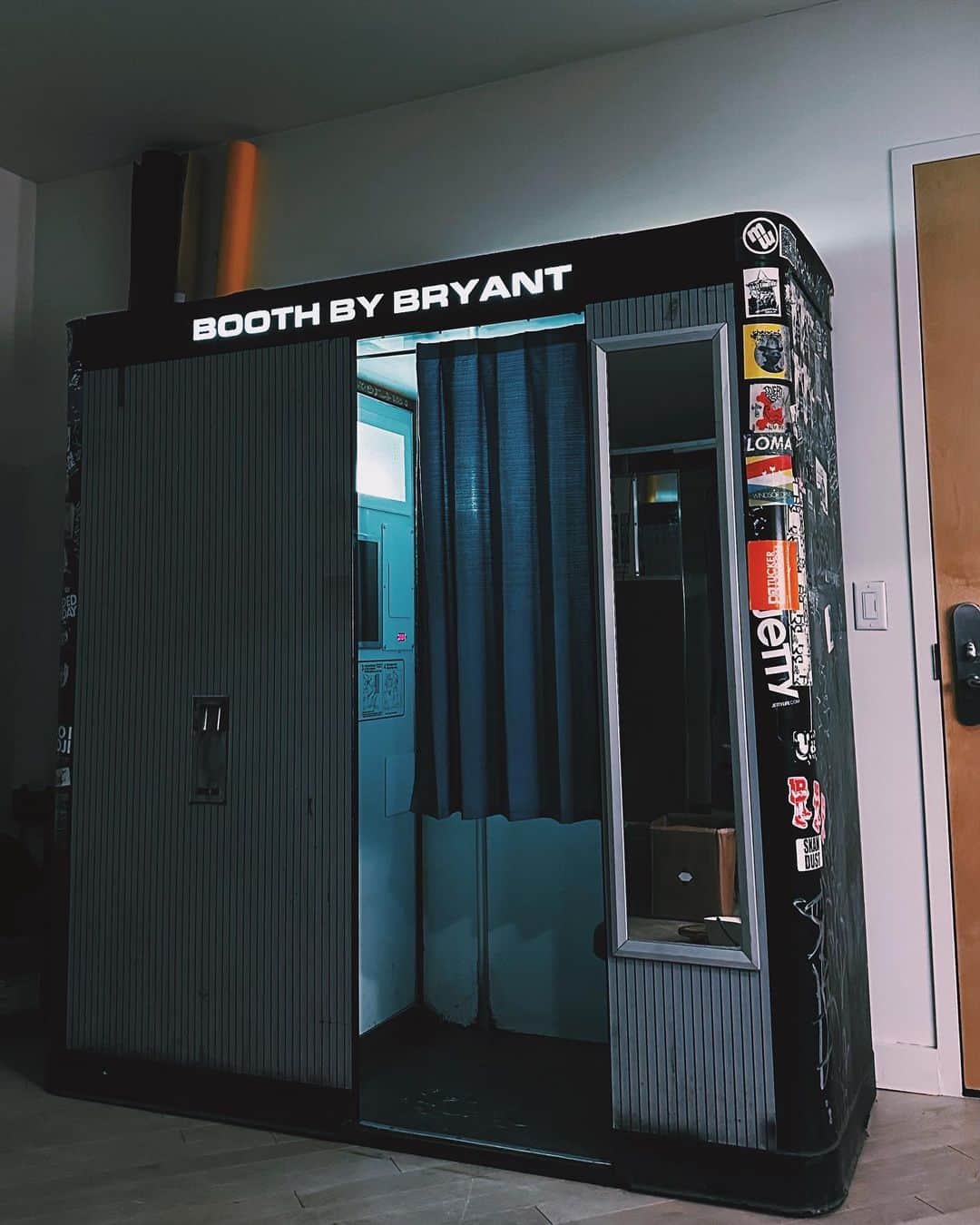 Bryant Eslavaのインスタグラム：「SAY HELLO TO @boothbybryant 2.0 ! ★ 𝐧𝐨𝐰 𝐰𝐢𝐭𝐡 𝐜𝐨𝐥𝐨𝐫 𝐟𝐢𝐥𝐦🌈」