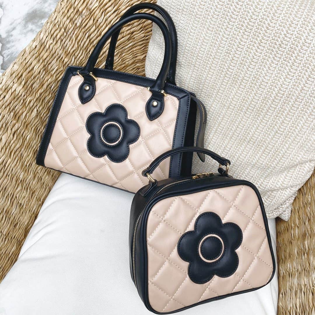 MARY QUANT officialのインスタグラム：「- 人気のバッグが再入荷！ デイジーが目を引く キルトステッチをほどこした ２WAYトート＆ショルダー どちらも取り外し可能なショルダー付き ほかにブラックも！ - #スクエアキルトデイジーパッチ2WAYトート #スクエアキルトデイジーパッチ2WAYショルダー - #MARYQUANT  #FASHION - #マリークヮント #2WAYバッグ #トートバッグ #ショルダーバッグ」