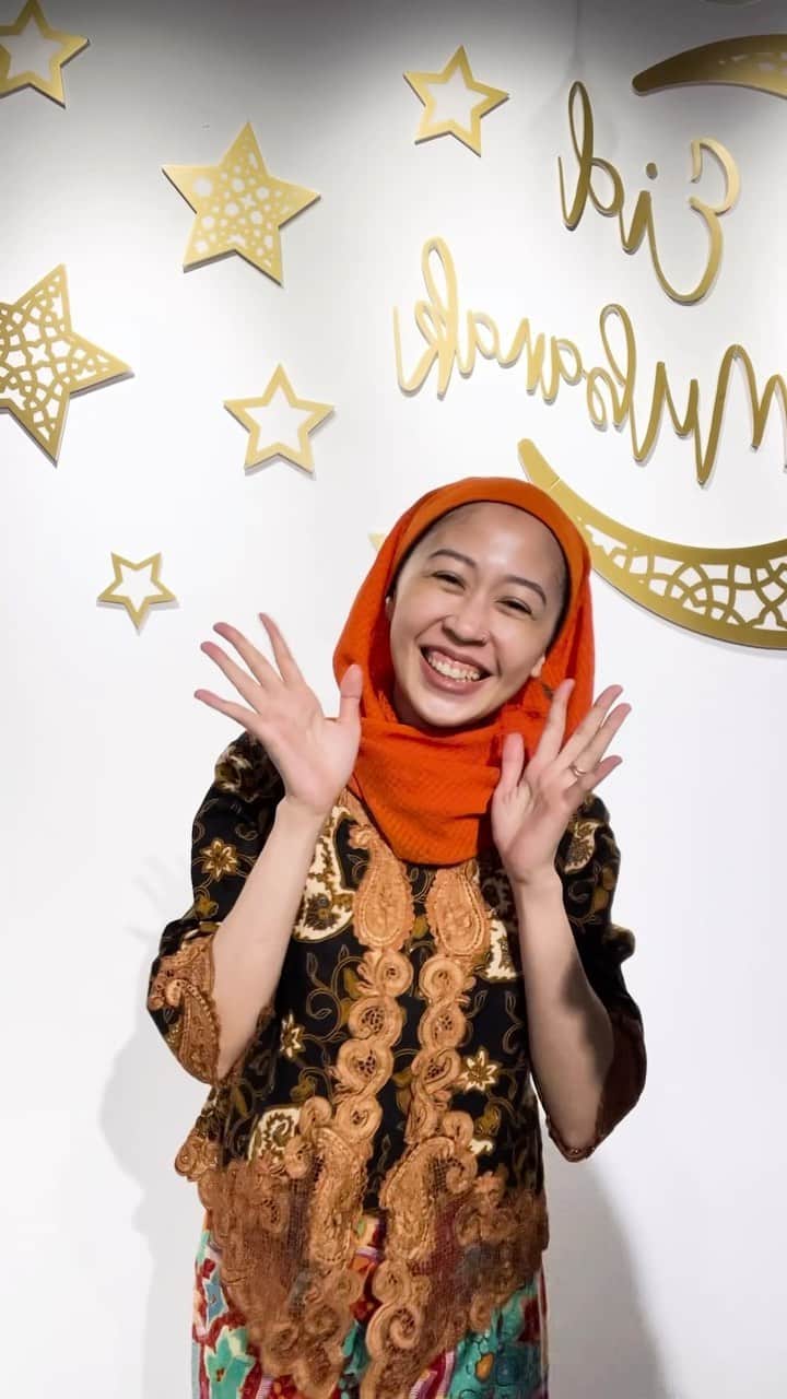 エアアジアのインスタグラム：「Raya kan sebulan! Kepada yang masih beraya, Selamat Hari Raya. 🌙✨🎶  #eid #selamathariraya #eidmubarak #airasiasuperapp #suasana」