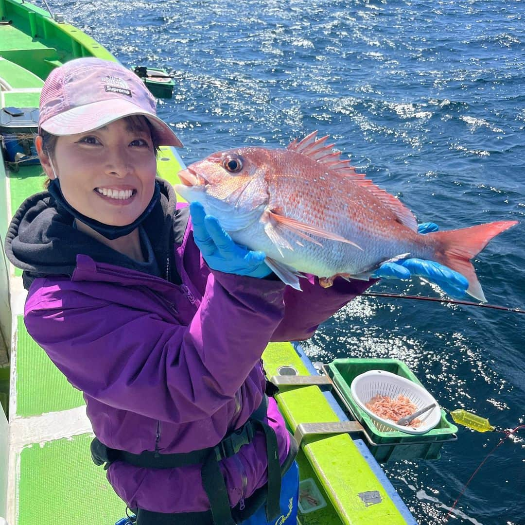 川目梢さんのインスタグラム写真 - (川目梢Instagram)「米元神話←コレけっこー広めていきたい‼️ あの松本アナを必ず釣らせる船宿『米元釣船店』さんでマダイ釣りでした😎  私、コマセのマダイめちゃくちゃ苦手なんですが、船長の助言あってなんとか釣れました‼️  良かったー  #米元釣船店  #マダイ　#マダイ釣り #釣り #釣り好きな人と繋がりたい #釣りガール #釣りガール #釣り女子 #釣りスタグラム #釣りバカ」4月25日 14時55分 - kozukozu0615