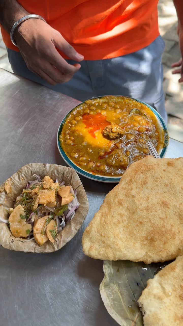 Karan Duaのインスタグラム：「Breakfast At Bhogal Ke Chole Bhature, Connaught Place #dilsefoodie #dilsecouple #foodie #cholebhature」