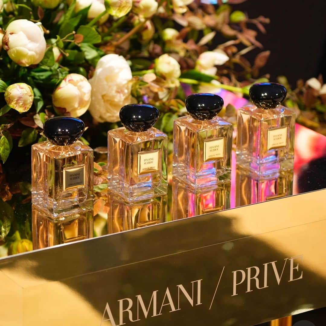 干場義雅さんのインスタグラム写真 - (干場義雅Instagram)「昨日は、アルマーニのフレグランスコレクション「ARMANI / PRIVE（アルマーニ プリヴェ）」から、新作の特別な香りが発表されるということで、アルマーニ銀座タワーで開かれている「ARMANI / PRIVE Work Shop」のイベントへ行って来ました。   「アルマーニ プリヴェ」のプリヴェとは、プライベートという意味。ジョルジオ・アルマーニさん自身が、プライベートで本当に親しい友人のためだけにギフトとして贈っていたフレグランスから名前が付けられています。  アルマーニさん自身のゆかりの地だったり、世界中を旅してインスピレーションを受けた場所や記憶、連想をもとに、すべての製品に特別な思いが込められていて……。  ボトルデザインから、こだわり抜いた最高品質の香料に至るまで、すべて完璧な黄金比率を生み出して丁寧に作られているのが特徴です。  わかりやすく言えば、その女性だけのために作られるオートクチュールのドレスの香水版‼️   ジョルジオ・アルマーニさんは、このコレクションを作るにあたり、こんなことを仰っていたそうです。  「私はいろいろな場所を旅し、記憶を刺激するものを探しました。それらの香りは、私に特別な時間と場所を思い出させる力がありました。良いフレグランスには、この効果があるのです。記憶を刺激するという効果が……。この香りのワードローブは、皆様に最もきらびやかなものから、最も濃密で深いものまで、ムードによって異なる香りへご案内します」  ということで、美しくて繊細なシャクヤクの花とローズを連想させる「ピヴォワンヌ スジョ」のほか、グリーンティとブラックティという２種類のお茶を混ぜた「ユーロン」、風情溢れる中国のインペリアルガーデンに吹くウッディかつスパイシーな「サンタルダンシャ」など、いろいろな香りが気になったのですが……。   個人的には、イタリアの教会のような「オニキス」や爽やかな男性に似合いそうな「ベチバー」の香りが好きでした。ちなみに、この「オニキス」は2004年に初めて発表され、アルマーニさんご自身もお気に入りの香りなんだそうです。   この日はWork Shopだったので、国内外を問わず活躍するフラワーアーティスト、則武 順二さんにフラワーアレンジメントも教えていただき、シャクヤクの花をベースにした素敵なブーケも作らせていただきました。   母の日が近いので、日頃の感謝の気持ちを込めて人気の香り「ピヴォワンヌ スジョ」とともに母にプレゼントしたいと思います。  アルマーニ プリヴェ／アルマーニ ビューティTel.0120-292-999（https://www.rakuten.ne.jp/gold/armanibeauty/armani_prive/ )   @giorgioarmani  @emporioarmani  @armanibeauty  #armanibeauty  #armaniprive  #fragrance  #giorgioarmani  #pr @yoshimasa_hoshiba  #yoshimasahoshiba  #干場義雅 @forzastylecom  #forzastyle @minimalwardrobe_official」4月25日 15時07分 - yoshimasa_hoshiba