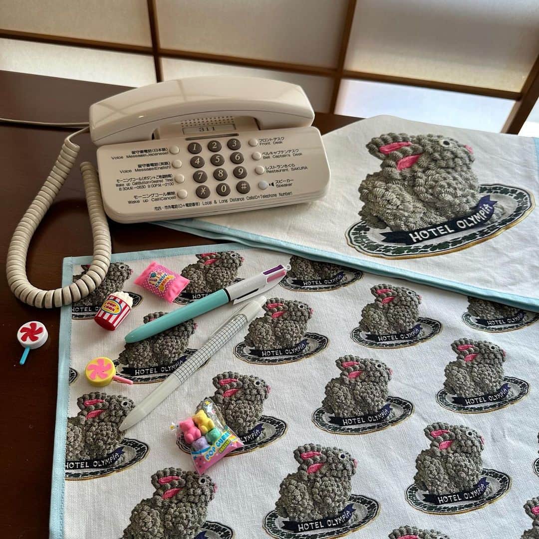 オランピアルタンのインスタグラム：「Important phone calls… 🎀🐰☎️🏩 @thehotelolympia @isetan_the_space Friday! #thehotelolympia #usagicake #OLTbakery」