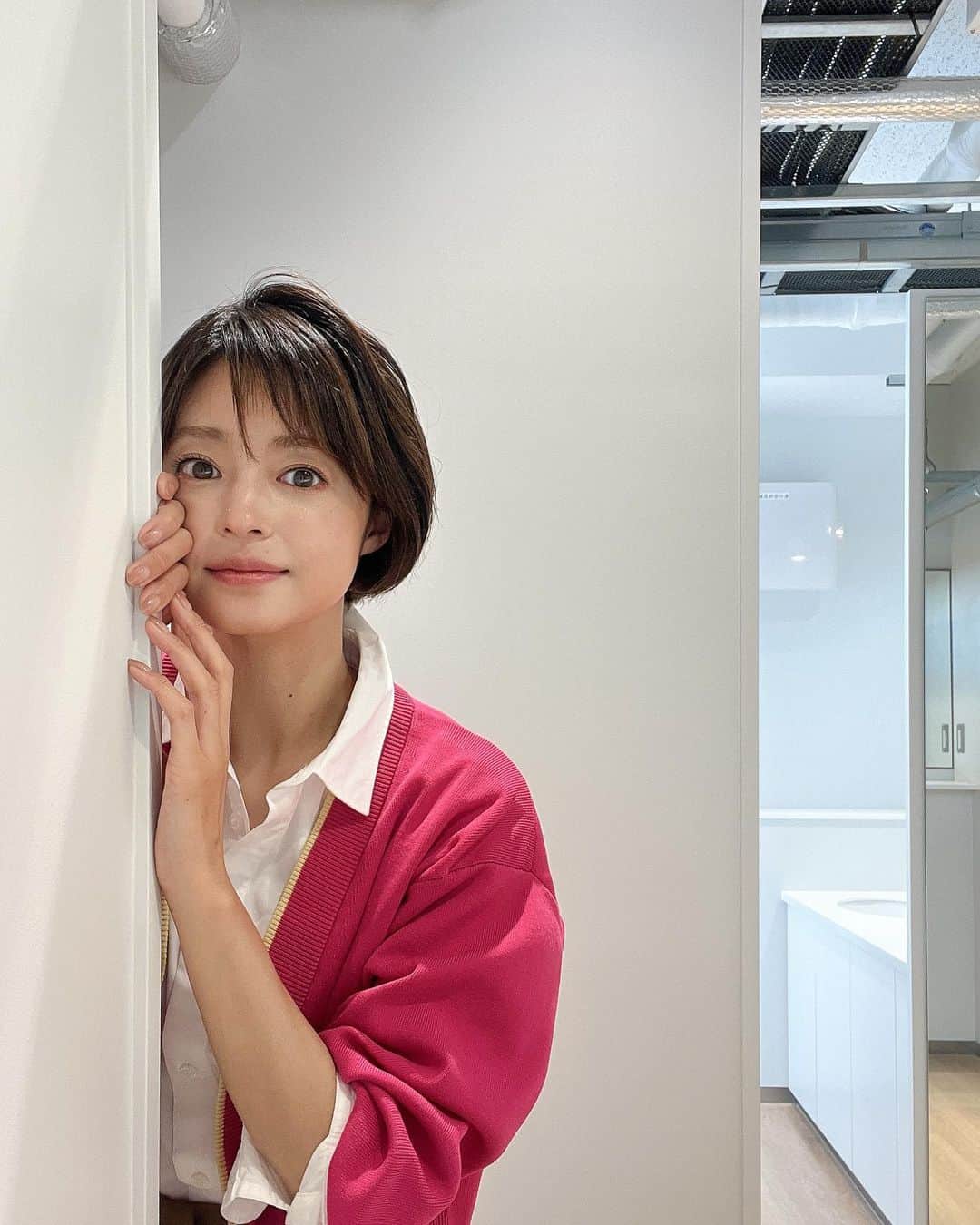 小林涼子のインスタグラム：「. 本日もラジオ聞いてくださった皆さま ありがとうございました🙇‍♀️ そして、夜はドラマ〜🌸 チラッと小夜ちゃんです。  4月25日(火)22:00より TBS系「王様に捧ぐ薬指」 第2話👑💍 是非ご覧ください🌸  #王様に捧ぐ薬指」