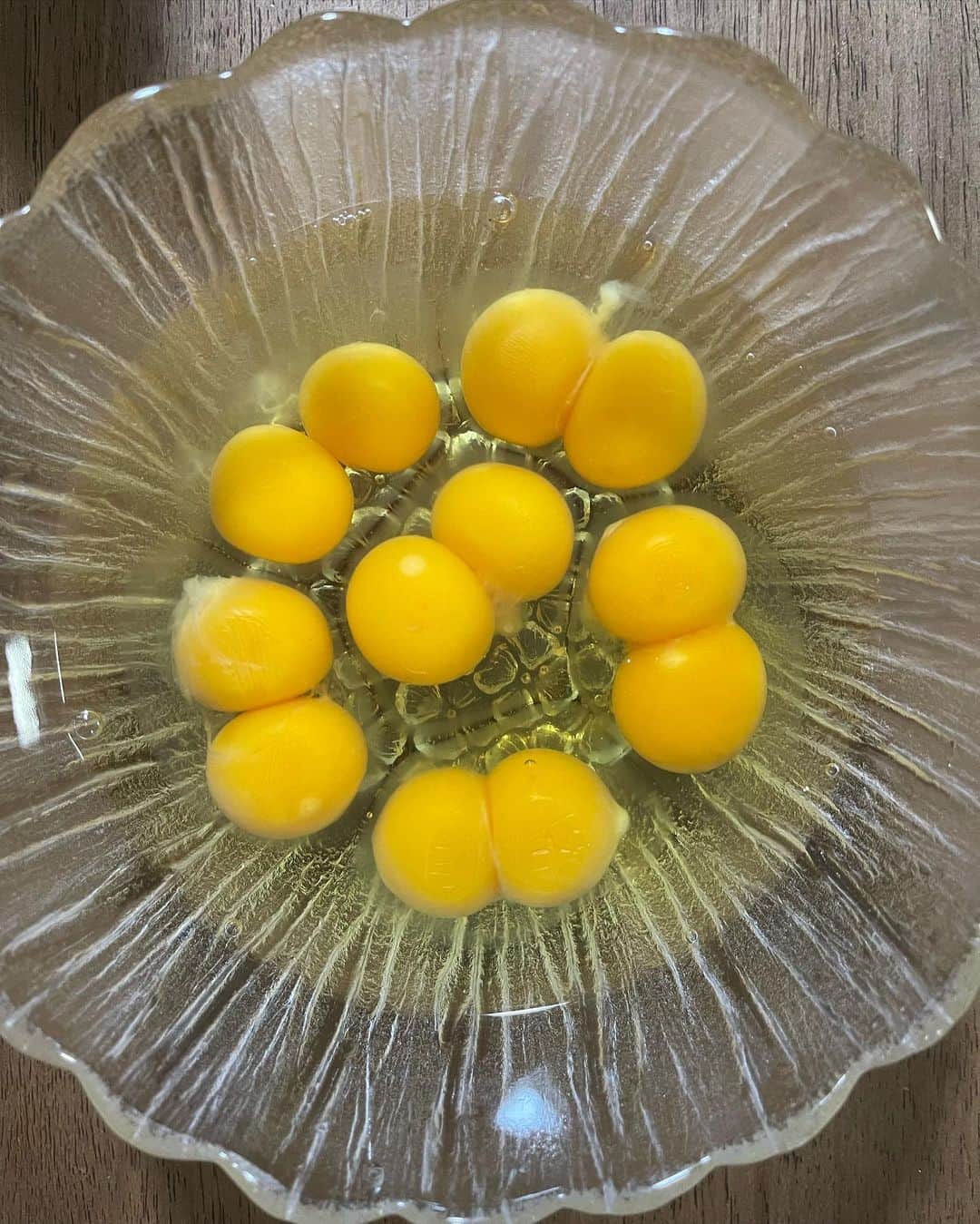 荒木悠司のインスタグラム：「プライベート  BOSSにいただいた さくら卵 6個中全部、双子で仲良しこよしで驚きました。 美味しかったです。  #卵 #淡路島 #健康卵 #平飼い卵 #北坂養鶏場 #荒木悠司 #荒木茜衣 #プリンスエンターテインメント」