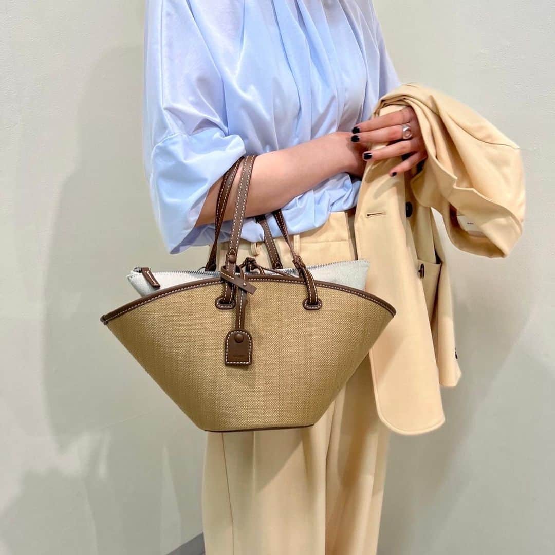 デミルクス ビームス 新宿のインスタグラム：「. Recommend bag👜🌞  【 @vasic_japan 】  VASIC / Vasket Mini ハンドバッグ 〈64-61-0055-054 ¥39,600-〉  ラフィア調素材で、コーディネートを軽やかに👒 ボタンで取り外しできる、キャンバス地のポーチ付きです。  #トートバッグ #かごバッグ #demiluxebeams  #デミルクスビームス #BEAMS #ビームス」