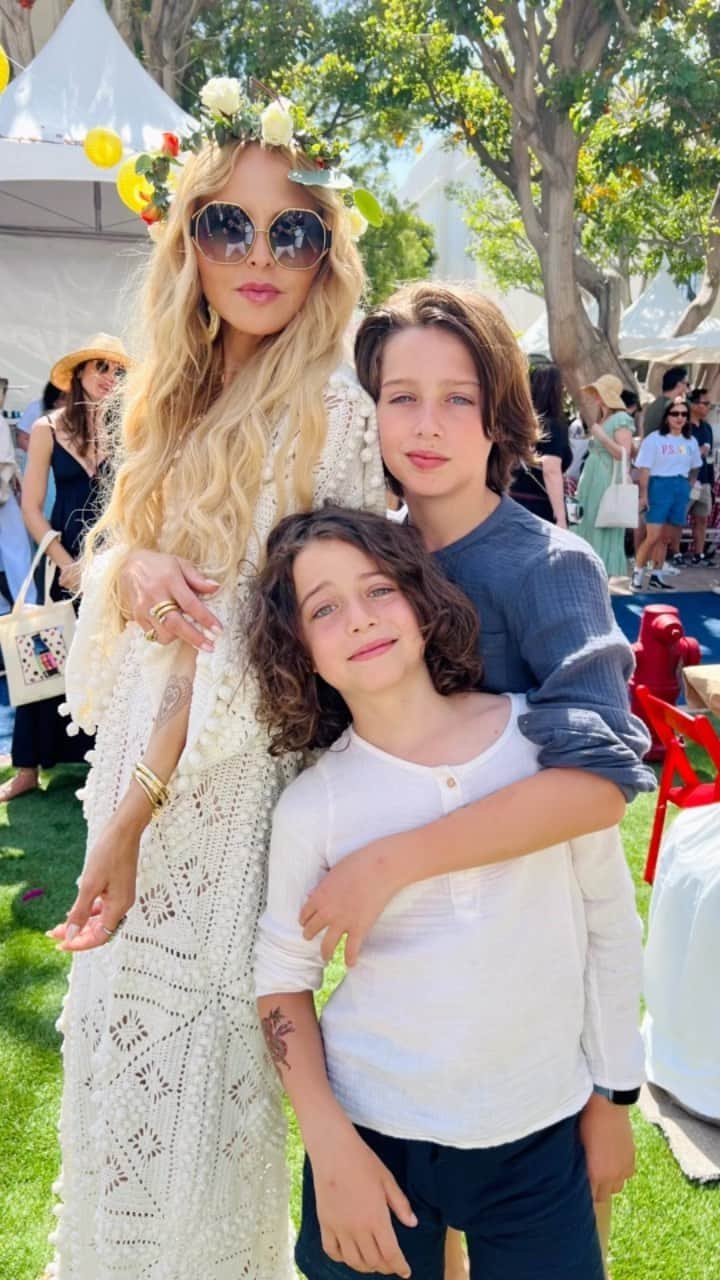 レイチェル・ゾーのインスタグラム：「A special family day out to support the amazing @ps_arts organization. I am in awe of the work they do providing arts education for countless under-resourced schools and communities. 🙏🏻 #expressyourself #PSarts 🌸  flower crown made by Sky ,  Dress @zimmermann」